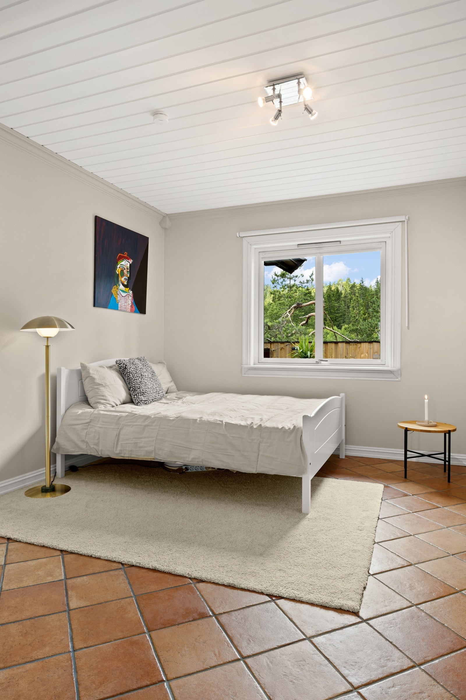 Boligen har totalt 3 soverom. Soverom 3 som her er avbildet har god plass til både seng, nattbord osv. Kan enkelt benyttes som gjesterom eller kanskje hjemmekontor? Galleribilde