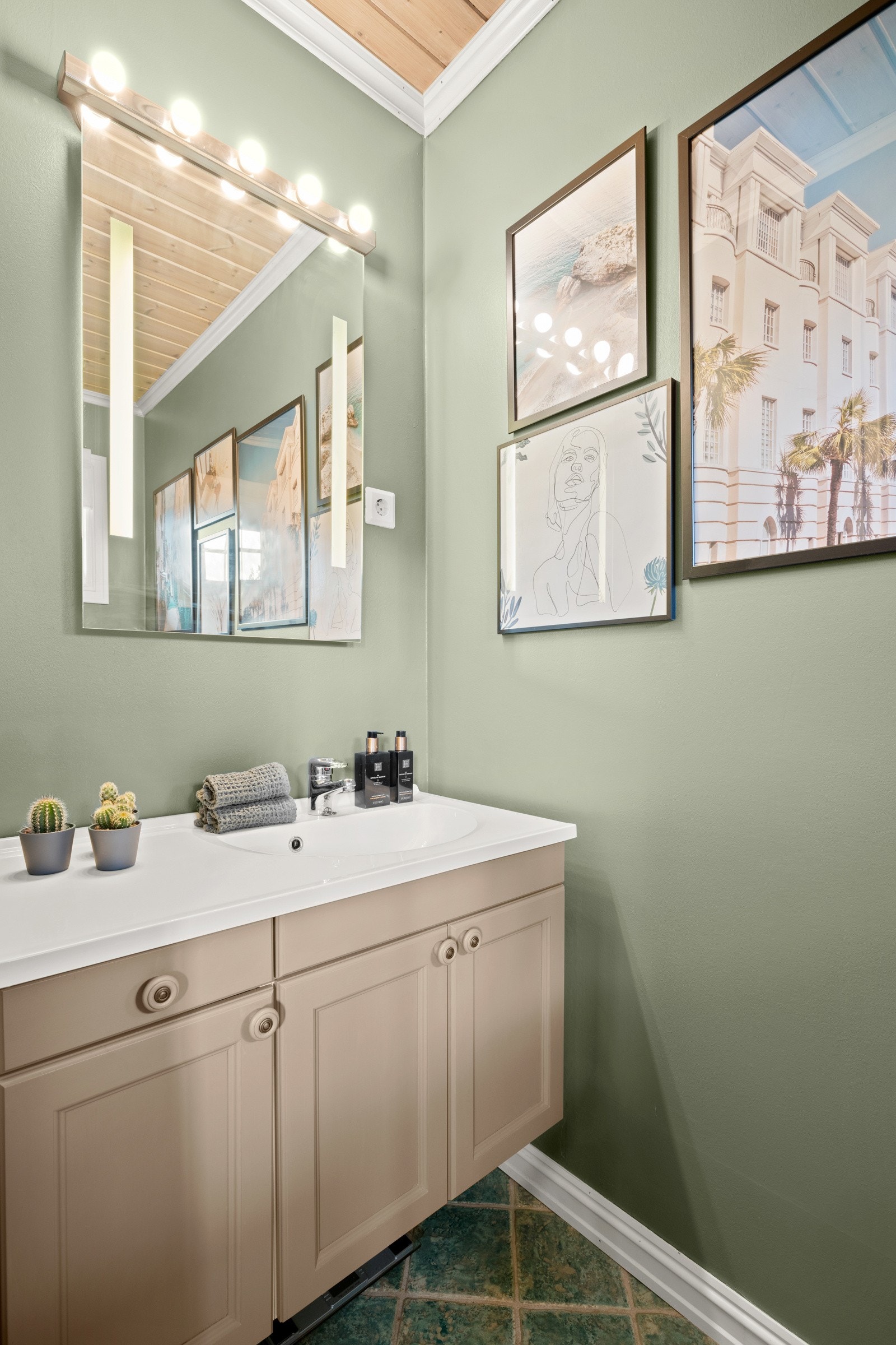 I tillegg til både baderom og vaskerom, så har boligen et separat klosettrom. Galleribilde