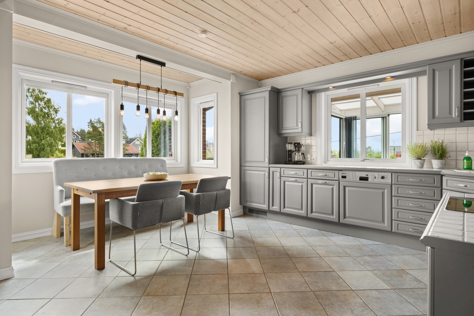 Tid for en matbit? Boligen har et romslig, separat kjøkken med godt med skap og benkeplass. Galleribilde