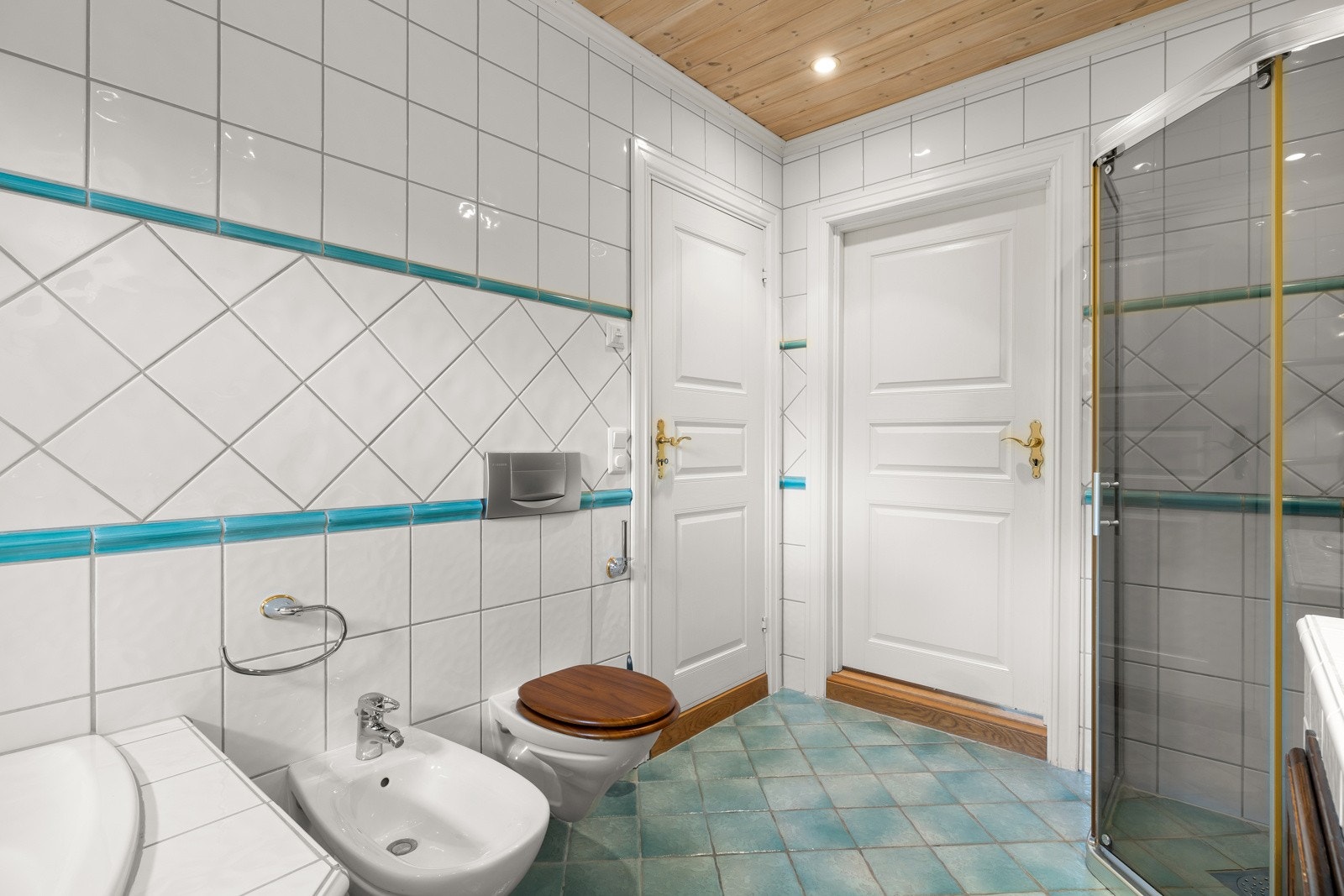 Det er inngang til badet fra gangen, men også direkte fra hovedsoverommet. Galleribilde