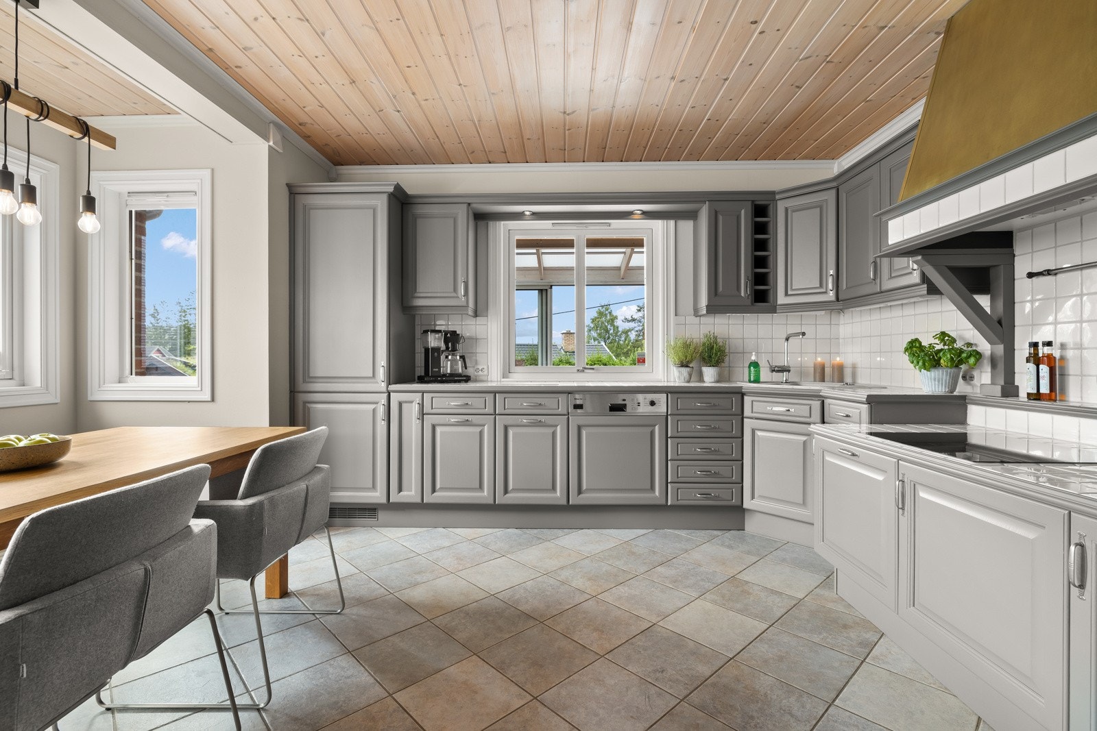 Tidløs innredning med sprøytelakkerte fronter i heltre eik, i en tidsriktig farge. Galleribilde