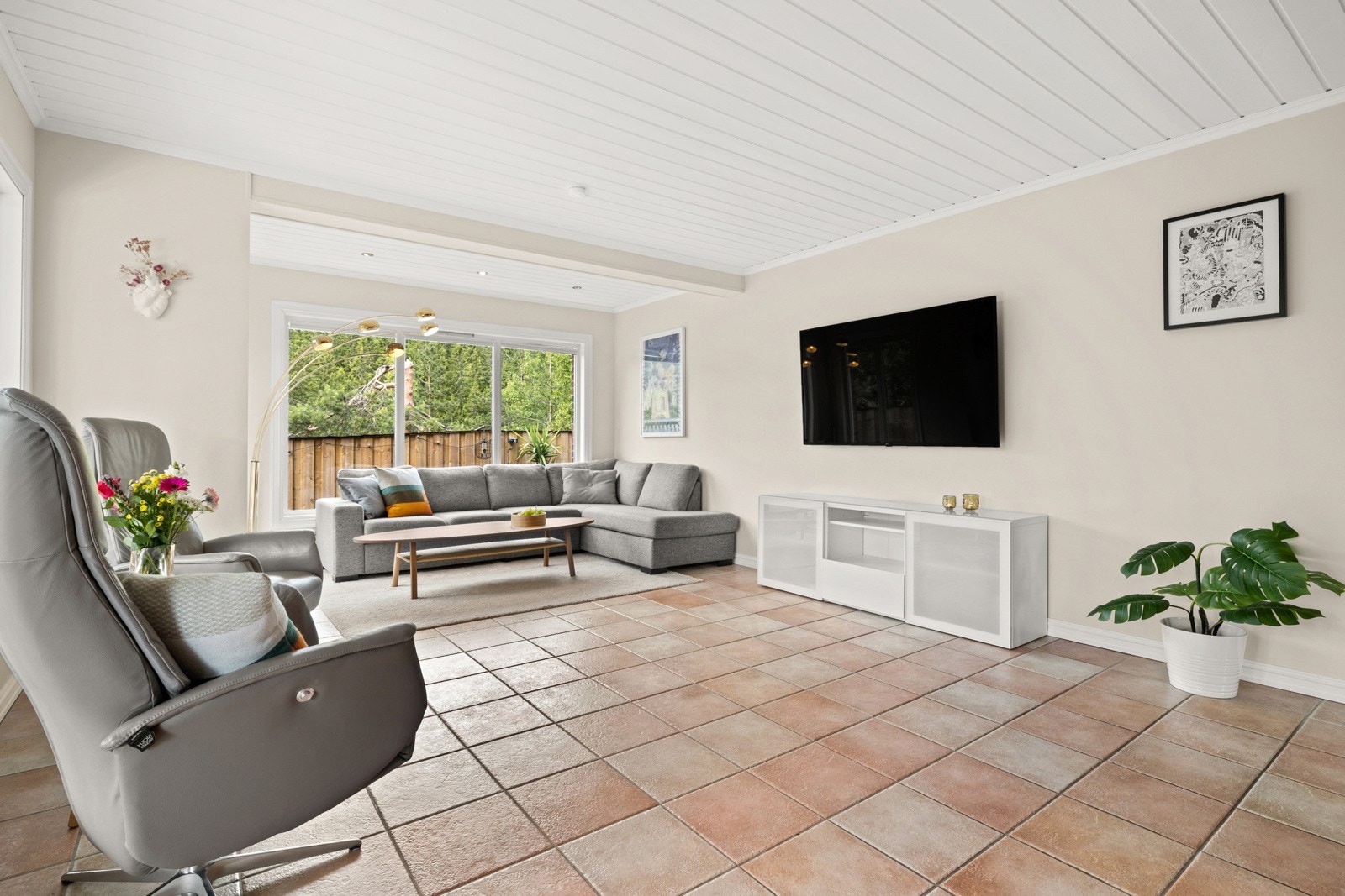 Stuen blir preget av store vinduer som gir mye naturlig lys som er med på å fremheve den gode romfølelsen. Galleribilde