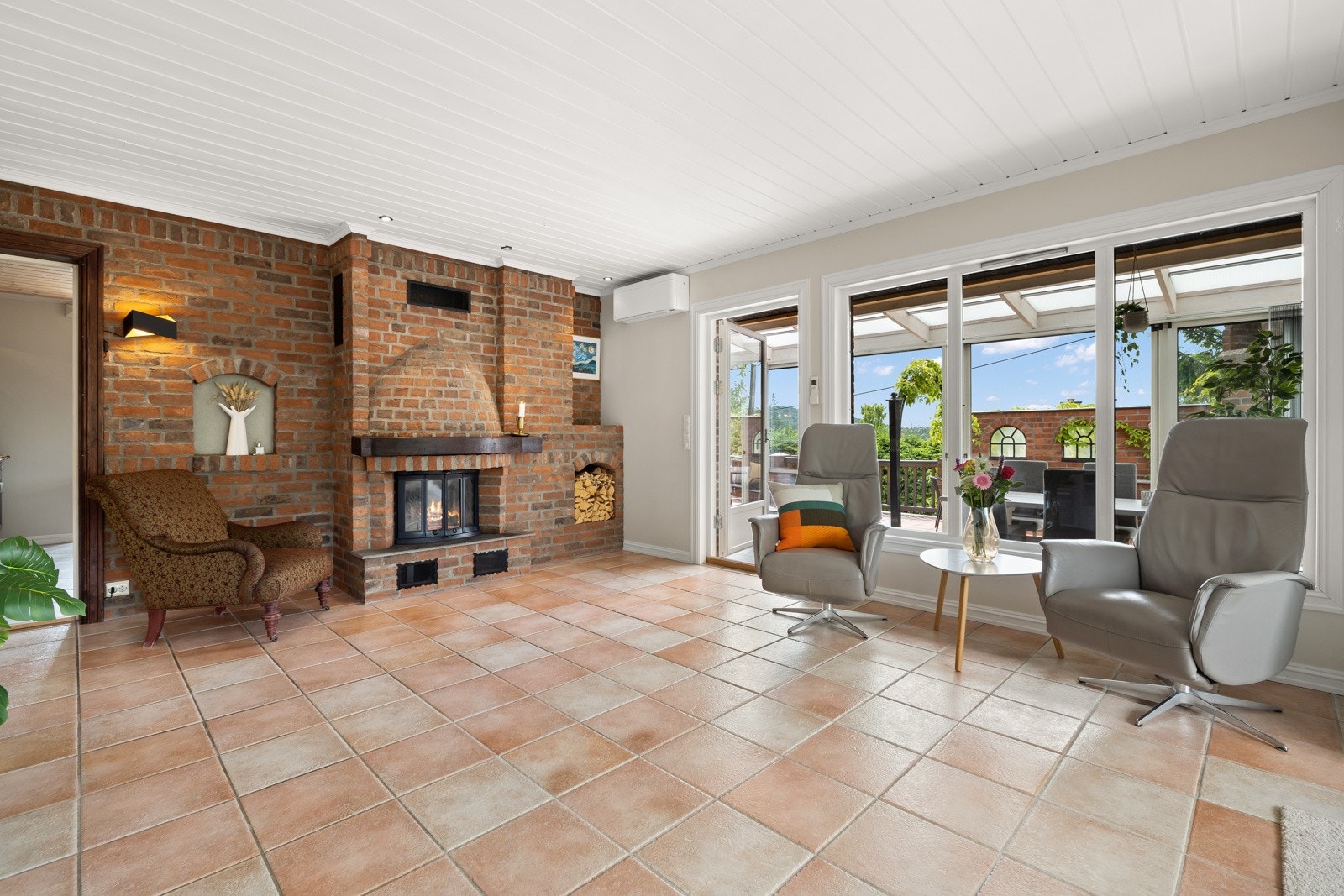 Fra stuen er det utgang til en hyggelig vinterhage! Galleribilde