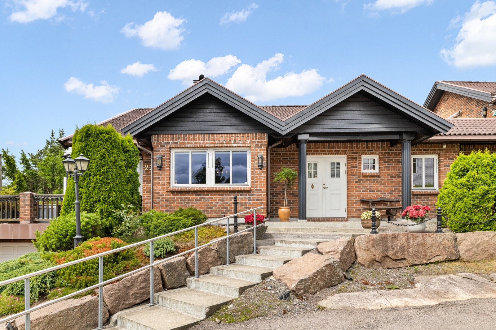 Velkommen inn! Det første man blir møtt av er et hyggelig, delvis overbygd inngangsparti. Galleribilde