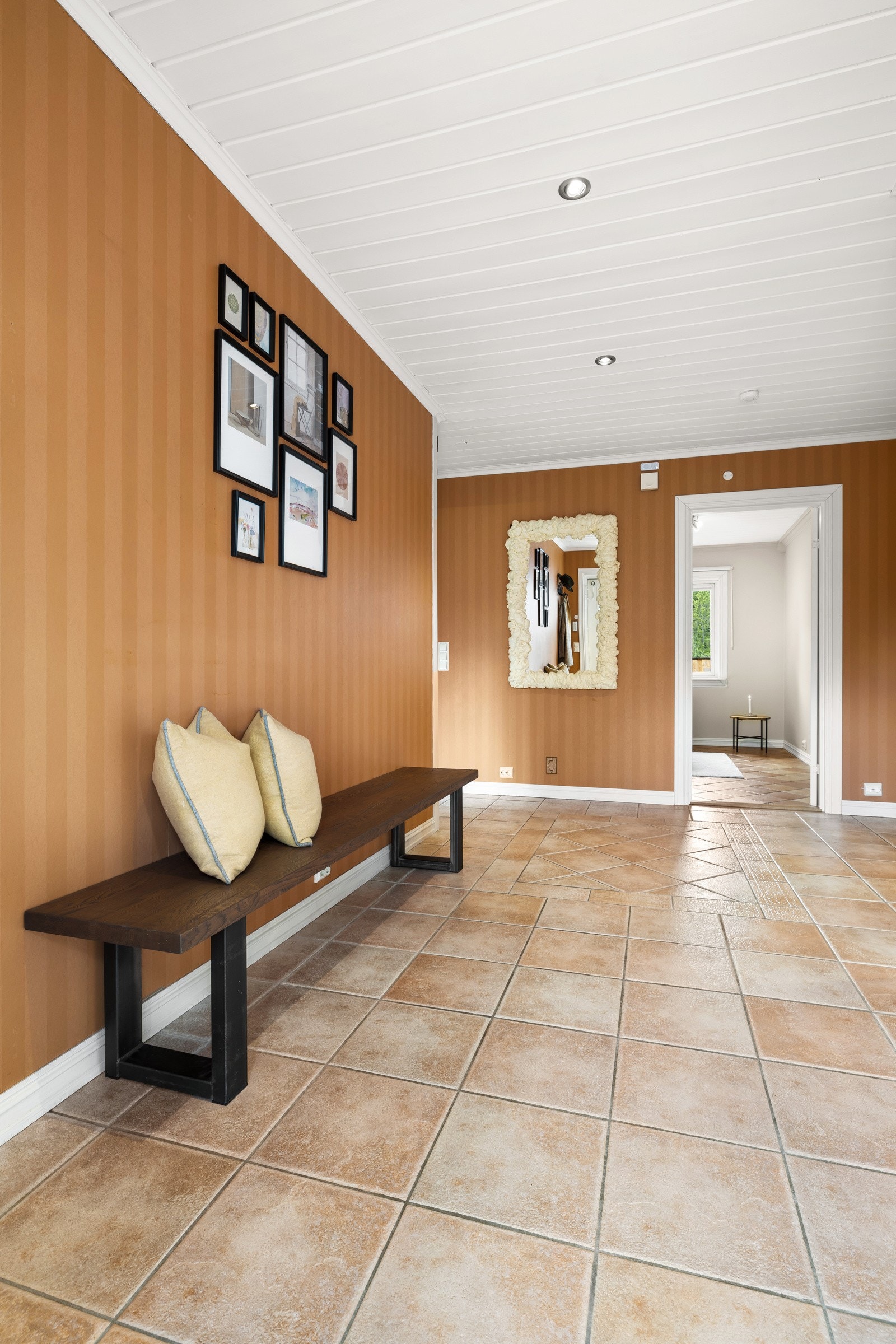 Fra entreen har du tilgang til alle soverommene, badet, vaskerommet, stue og kjøkken. I gangen er det uttak til sentralstøvsugeren. Galleribilde