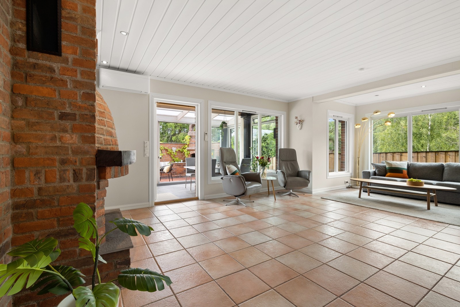 Det sosiale rommet, altså stuen, har flislagte gulvflater med gulvvarme. Det er varmepumpe montert i stuen. Galleribilde