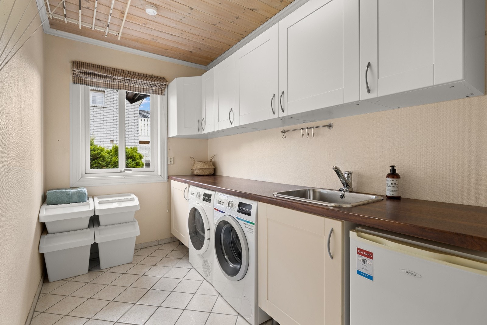 Boligen har et stort avskilt vaskerom med opplegg til både vaskemaskin og tørketrommel, samt godt med skap- og benkeplass. Galleribilde