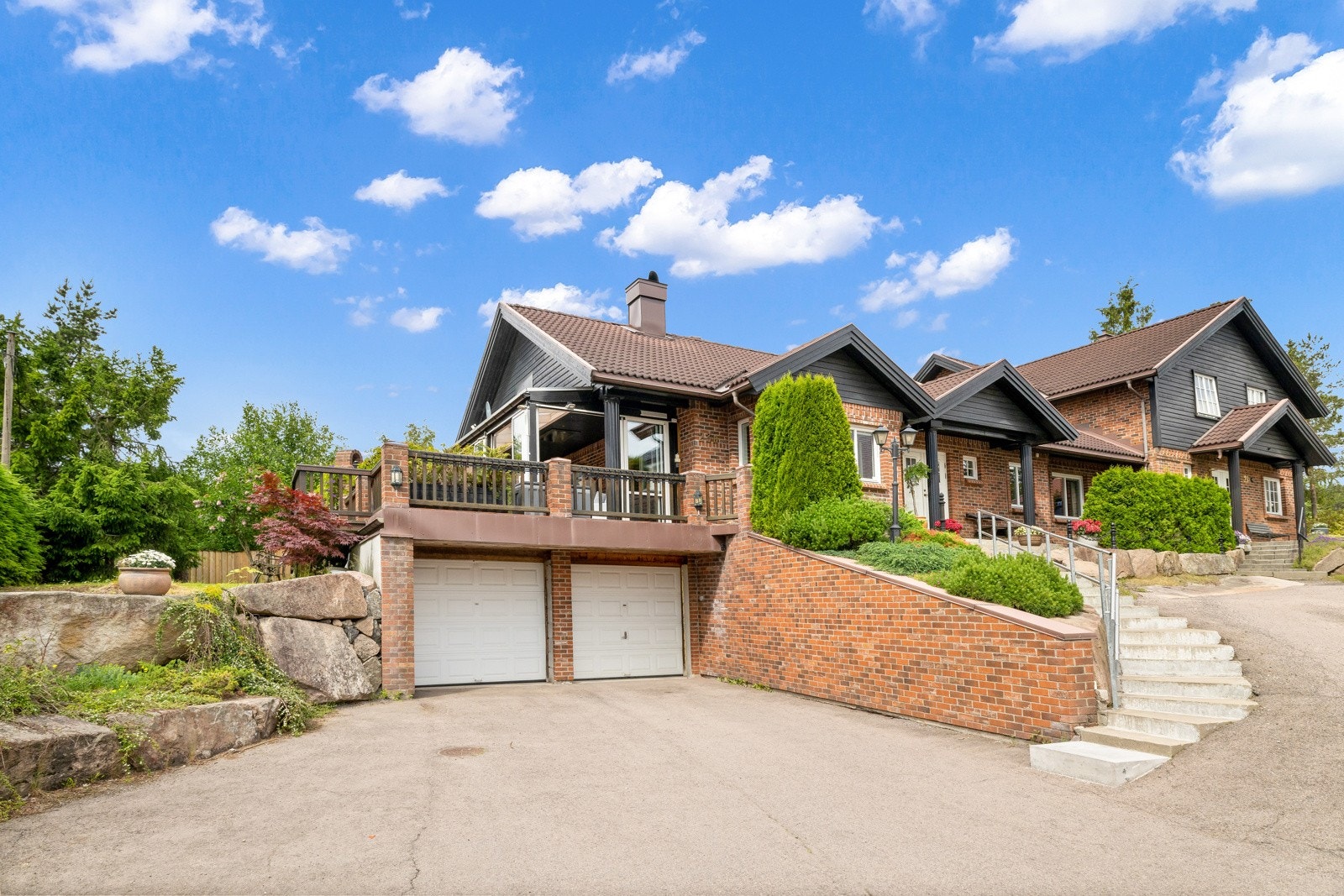 Bilen parkerer du enkelt i garasjen. Her er det også montert elbil-lader. Galleribilde