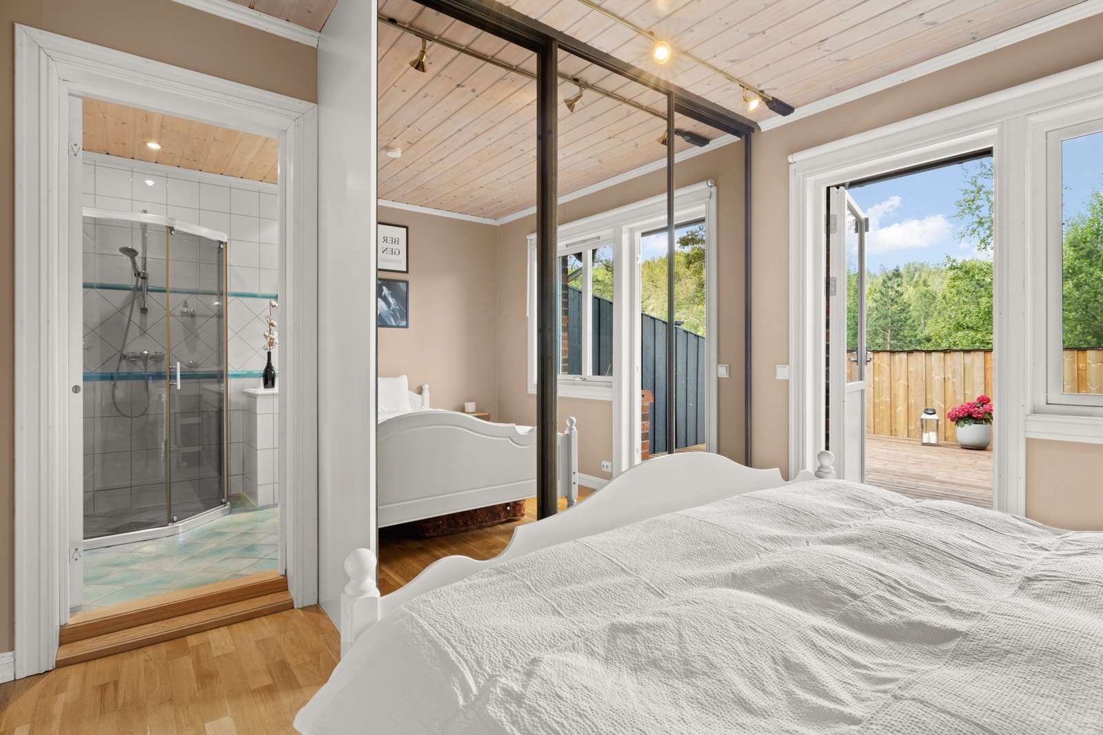 Det er tilgang til badet fra hovedsoverommet (soverom 2). I tillegg er det godt med oppbevaringsplass i en praktisk garderobenisje. Galleribilde