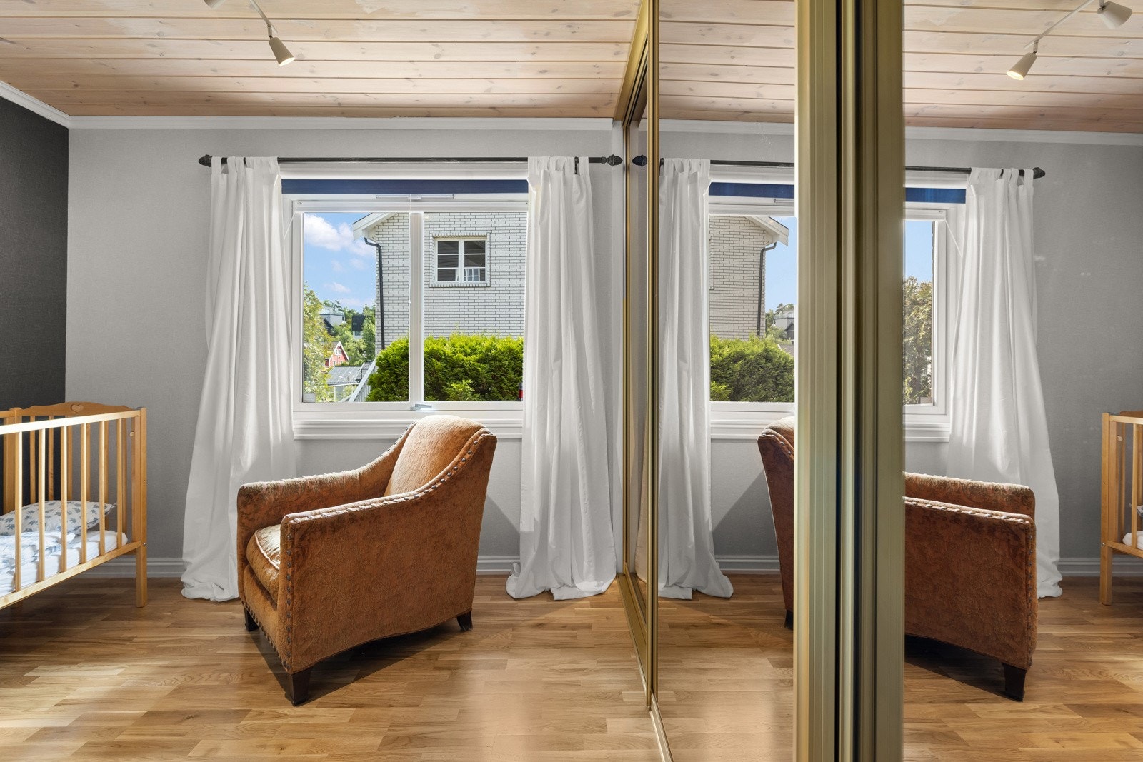 Soverom 1 har god plass til seng, samt oppbevaring i smarte garderobenisjer. Galleribilde