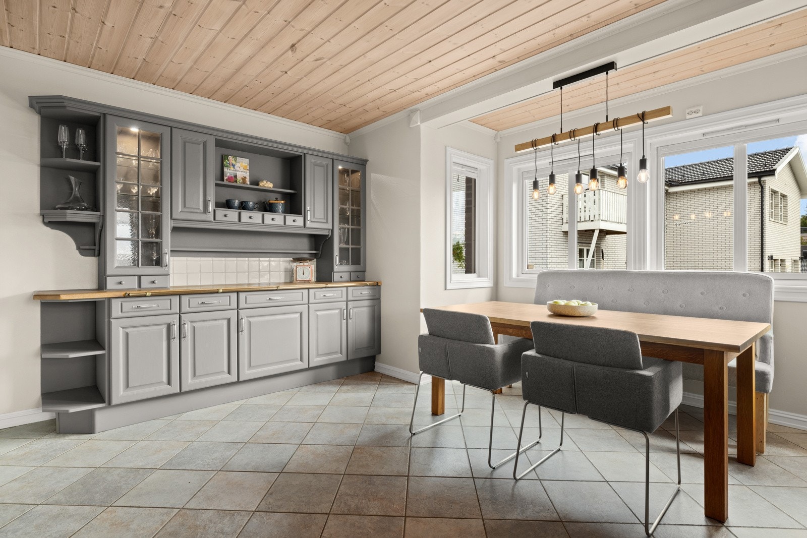 Ekstra luksus er det med god plass til et stort spisebord med tilhørende stoler. Praktisk i en travel hverdag! Galleribilde