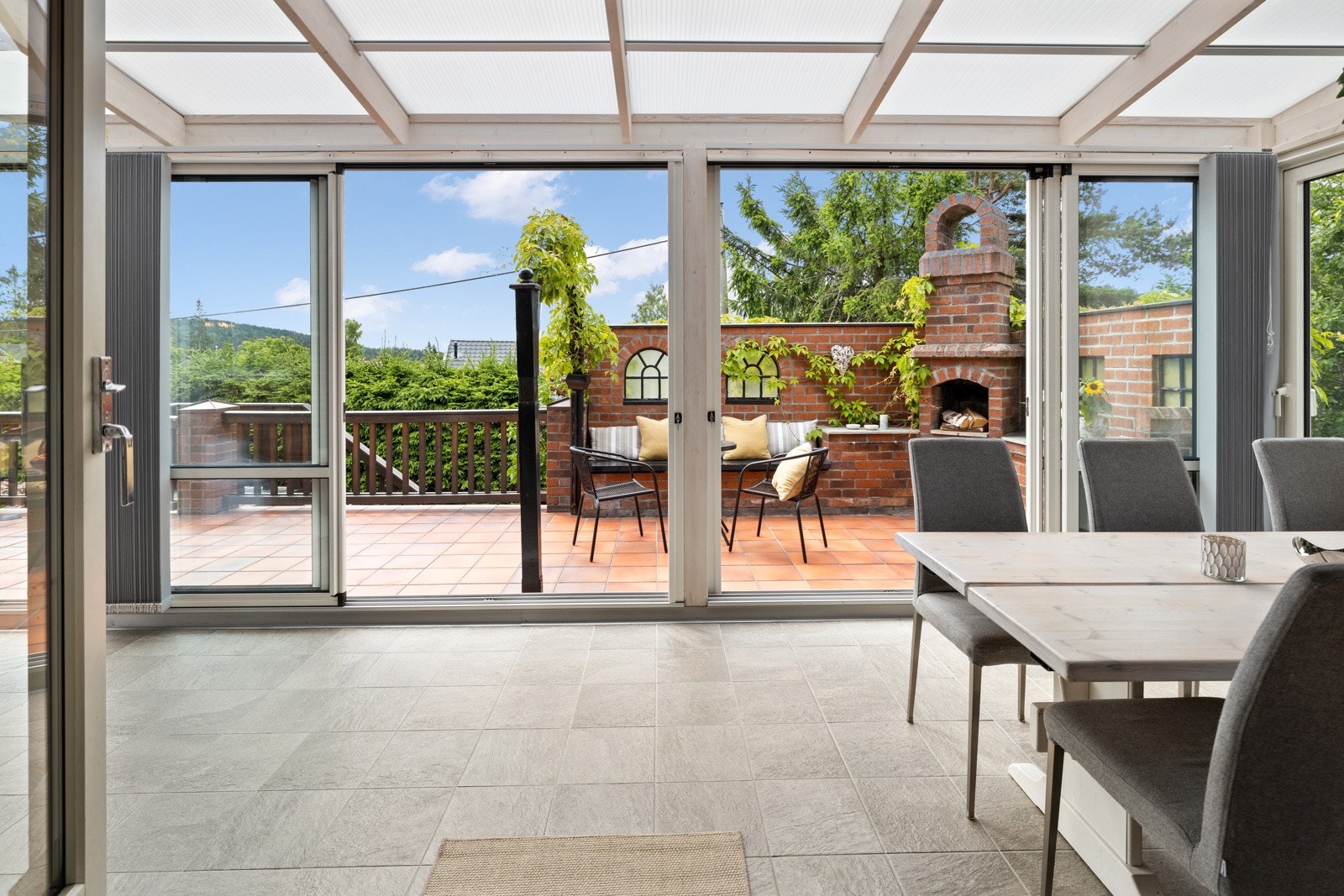 Tid for en tur ut? Hva passer vel bedre enn en isolert vinterhage med gulvvarme? Galleribilde