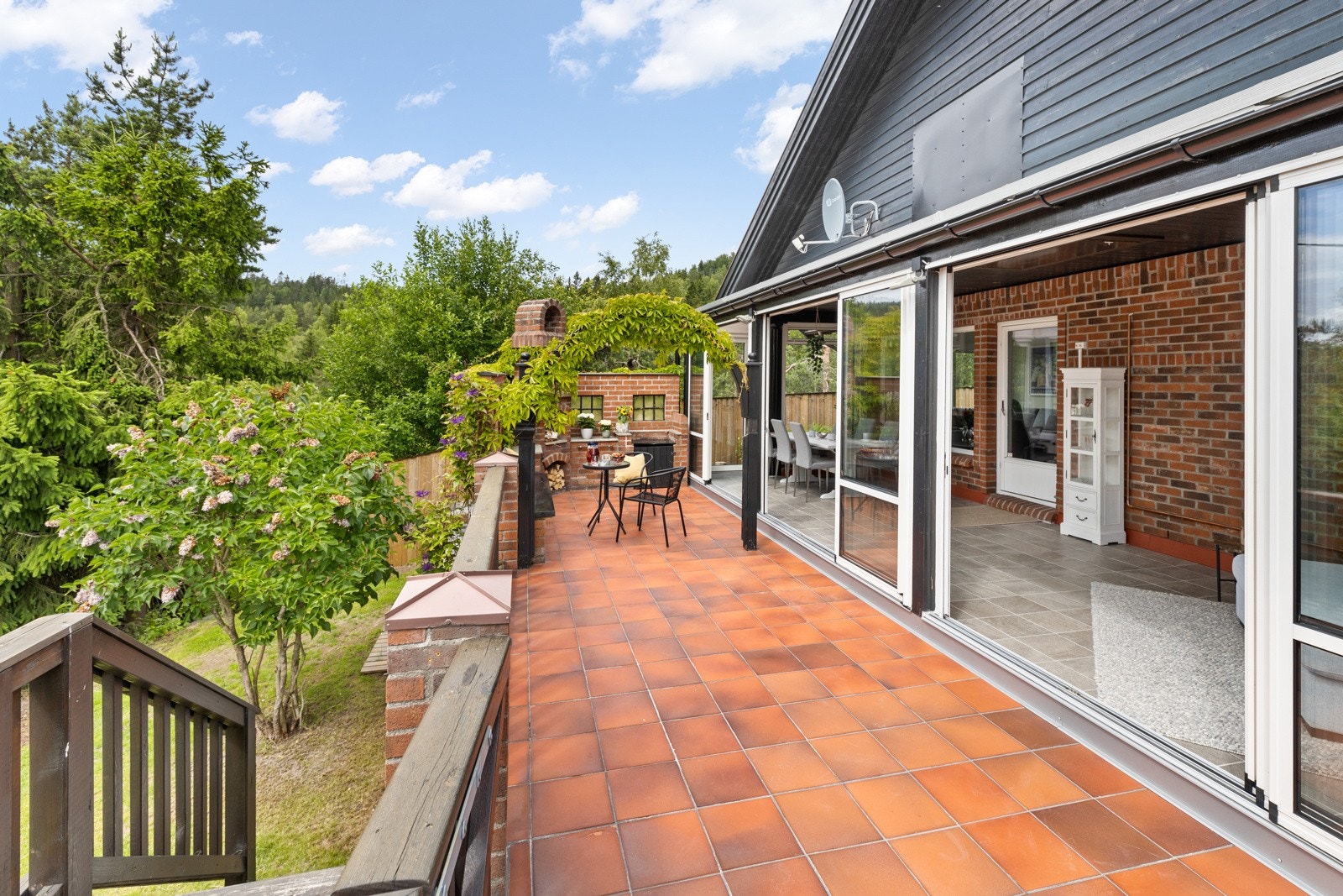 Uteplassen utenfor vinterhagen er flislagt. Galleribilde