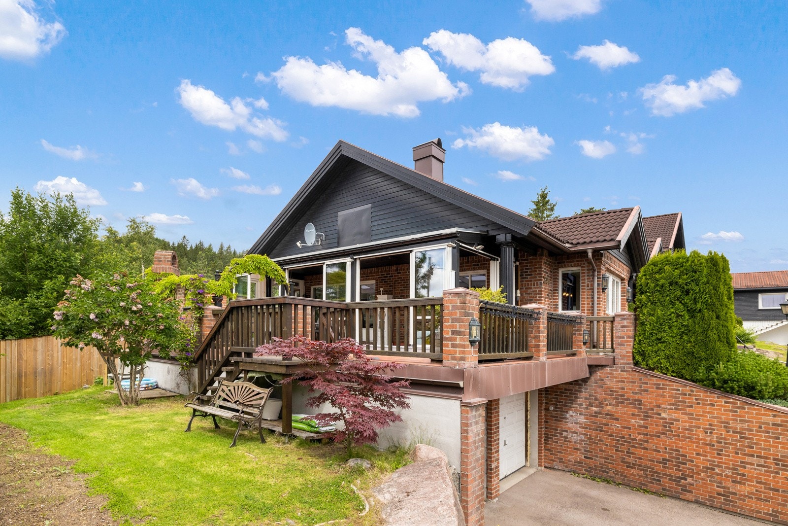 Herlig halvpart av tomannsbolig med flotte uteplasser, garasje med elbil-lader og mye mer! Ta en titt på neste bilde, så får du se plantegningen. Galleribilde