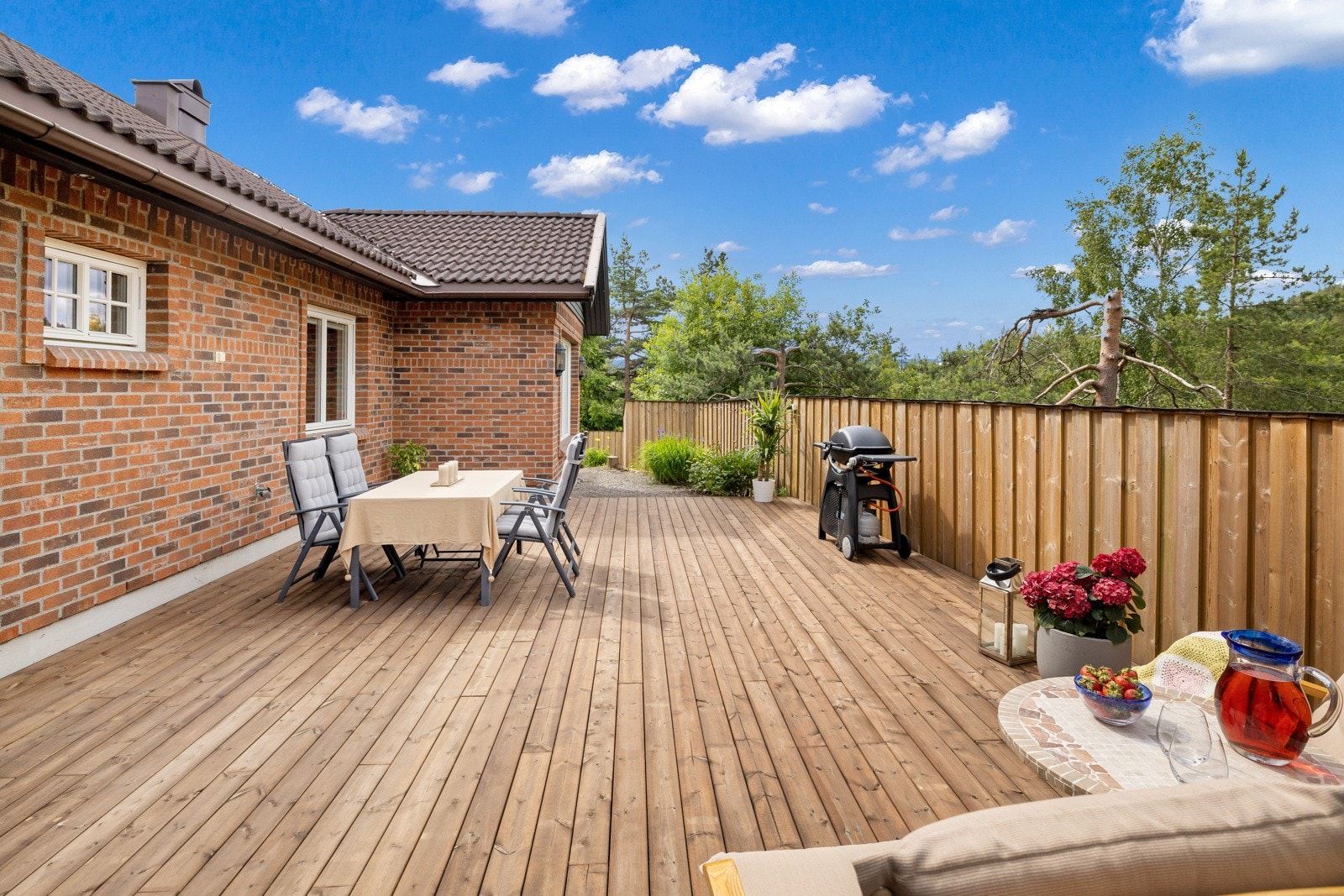 Stor privat terrasse med gode muligheter for grilling i sommervarmen! Galleribilde