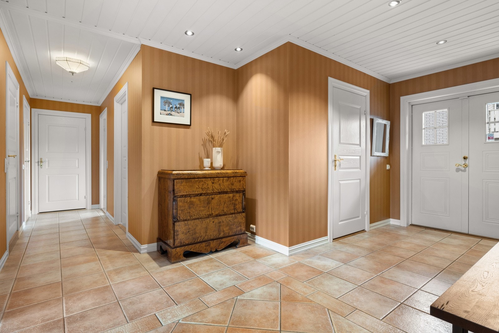 Velkommen inn! Boligen har en romslig entre med godt med plass til å henge fra seg ytterklærne. Galleribilde