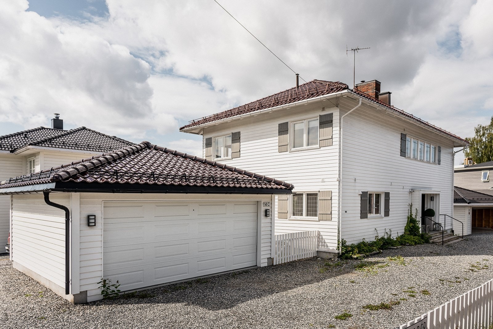 Velkommen til Monolitveien 14C, en påkostet og romslig enebolig oppført i 1936. Huset er tegnet av arkitektene Blakstad og Munthe-Kaas. Galleribilde