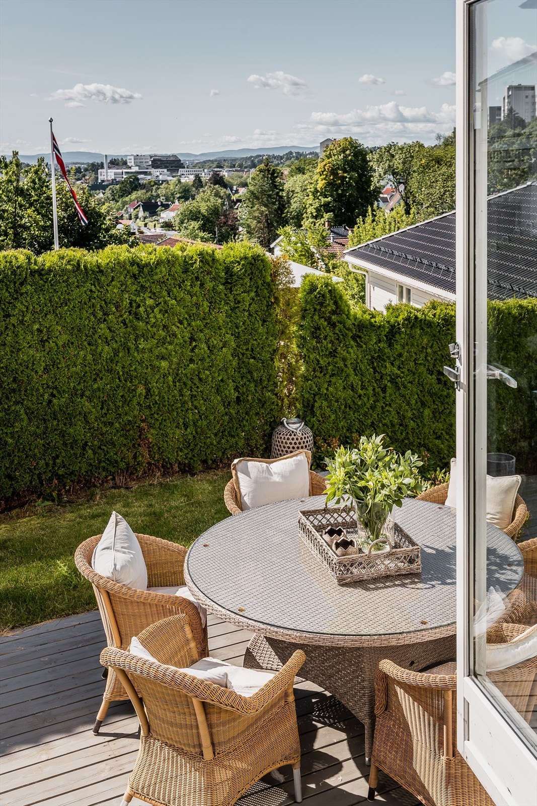Fra stuen er det utgang til uteområdet. Uteområdets hekk skaper en skjermet og privat atmosfære, og solforholdene er svært gode med sol fra morgen til kveld. Galleribilde