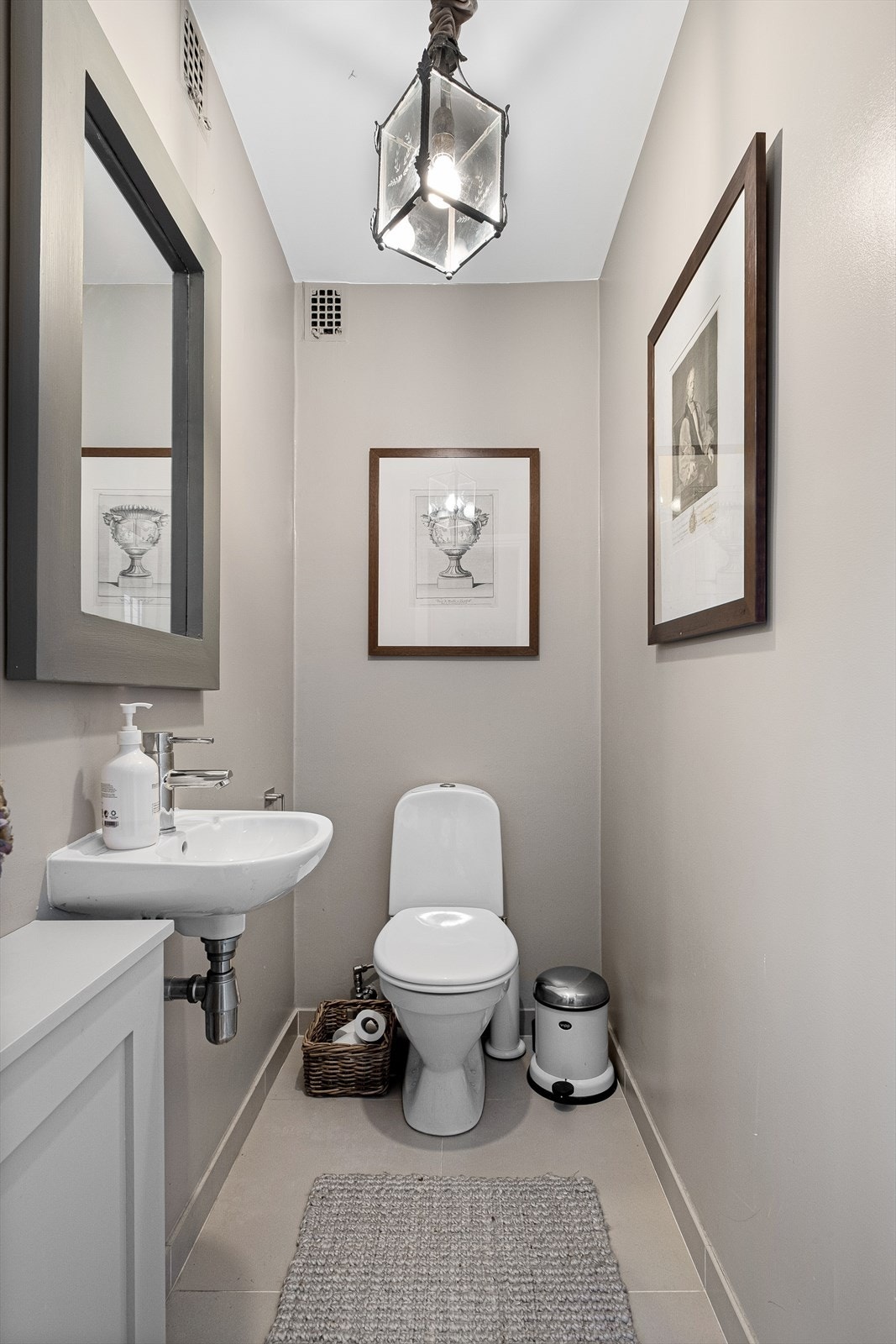 I tilknytning til entréen er det et WC-rom. Perfekt når man har gjester på besøk. Galleribilde