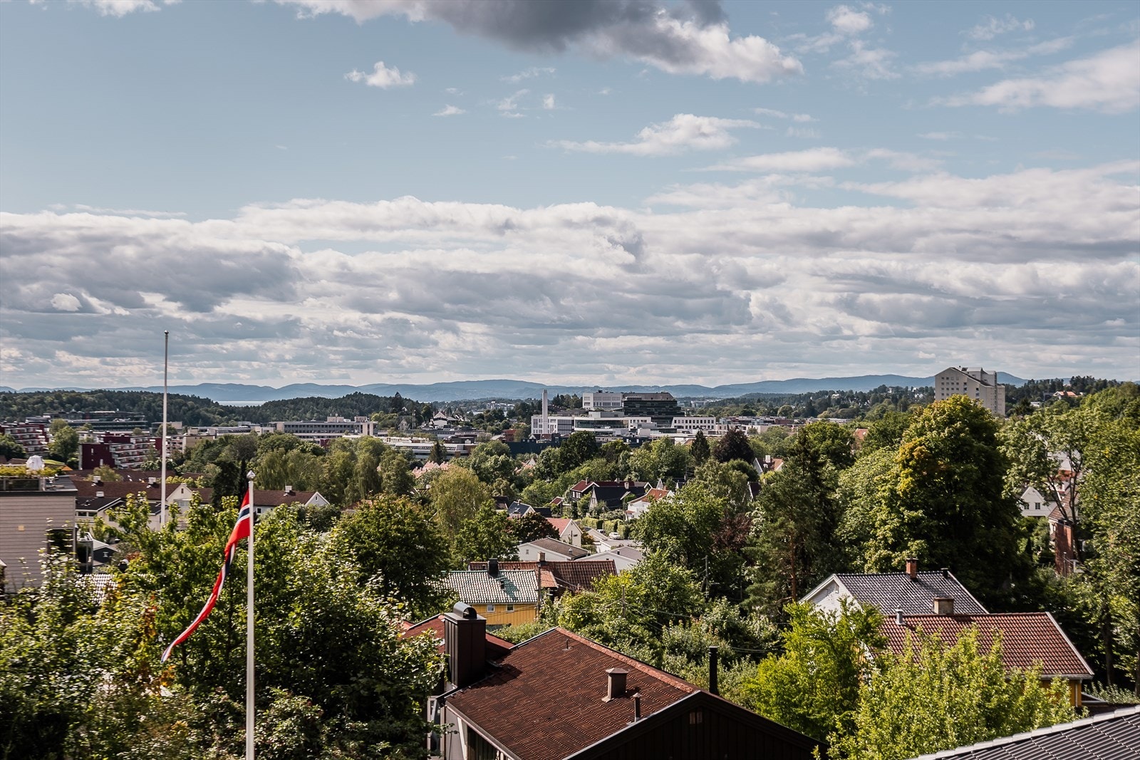 Fra terrassen ut fra hovedsoverommet er det flott utsikt over områdebebyggelsen og i retning Skøyen. Galleribilde