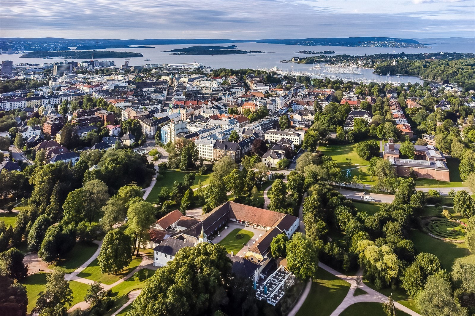 I nærområde finner du Frogner Hovedgård, nordvest for bykjernen i bydel Frogner. Galleribilde