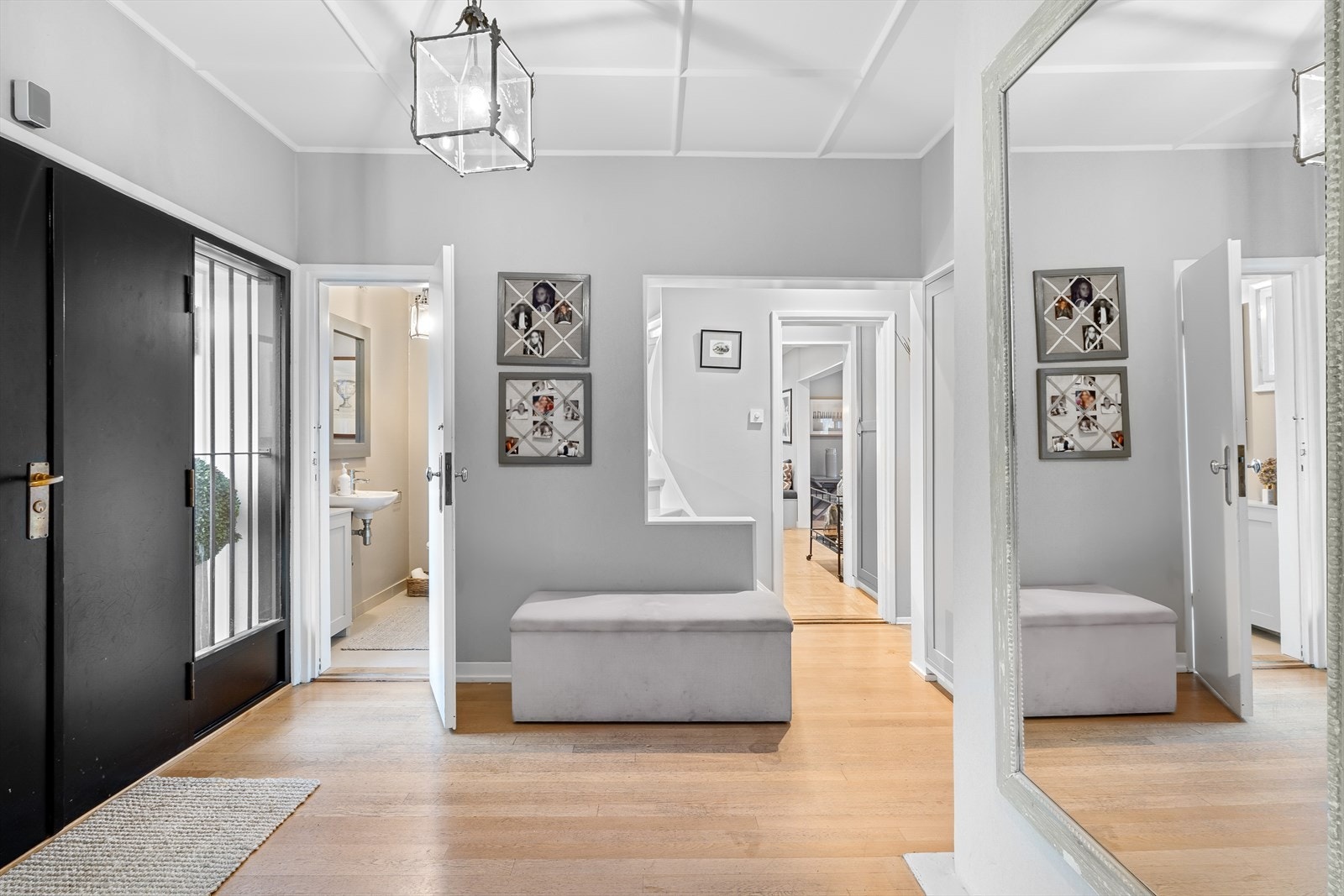 En lun og innbydende hall/entré ønsker deg velkommen når du kommer hjem. Galleribilde