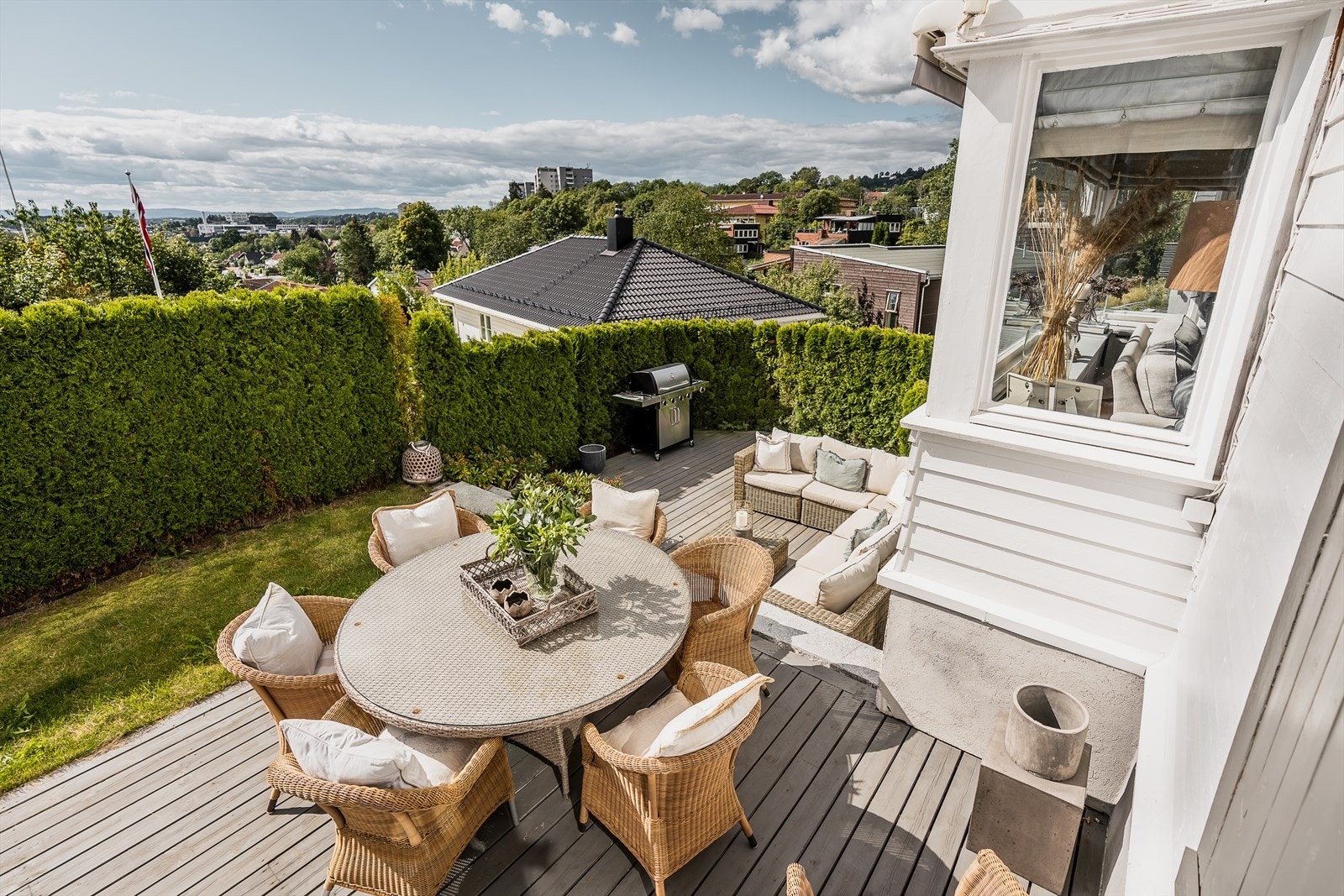 Terrassene måler hhv. 19 og 23kvm og har god plass til møblering. Et perfekt sted for avslappende timer, utemiddager og
solbading. Galleribilde