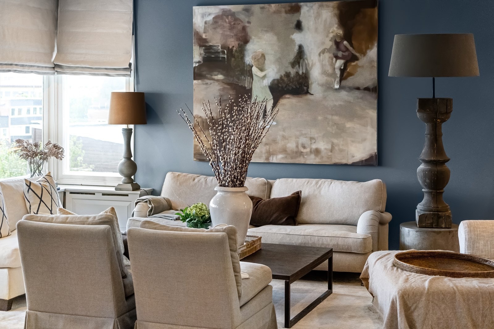 Peisestuen og hjørnestuen er begge åpne og luftige med flotte lysforhold fra mange vindusflater. Her har man god plass til både
sofagruppe og stuebord, og rommene har en særdeles god atmosfære. Galleribilde