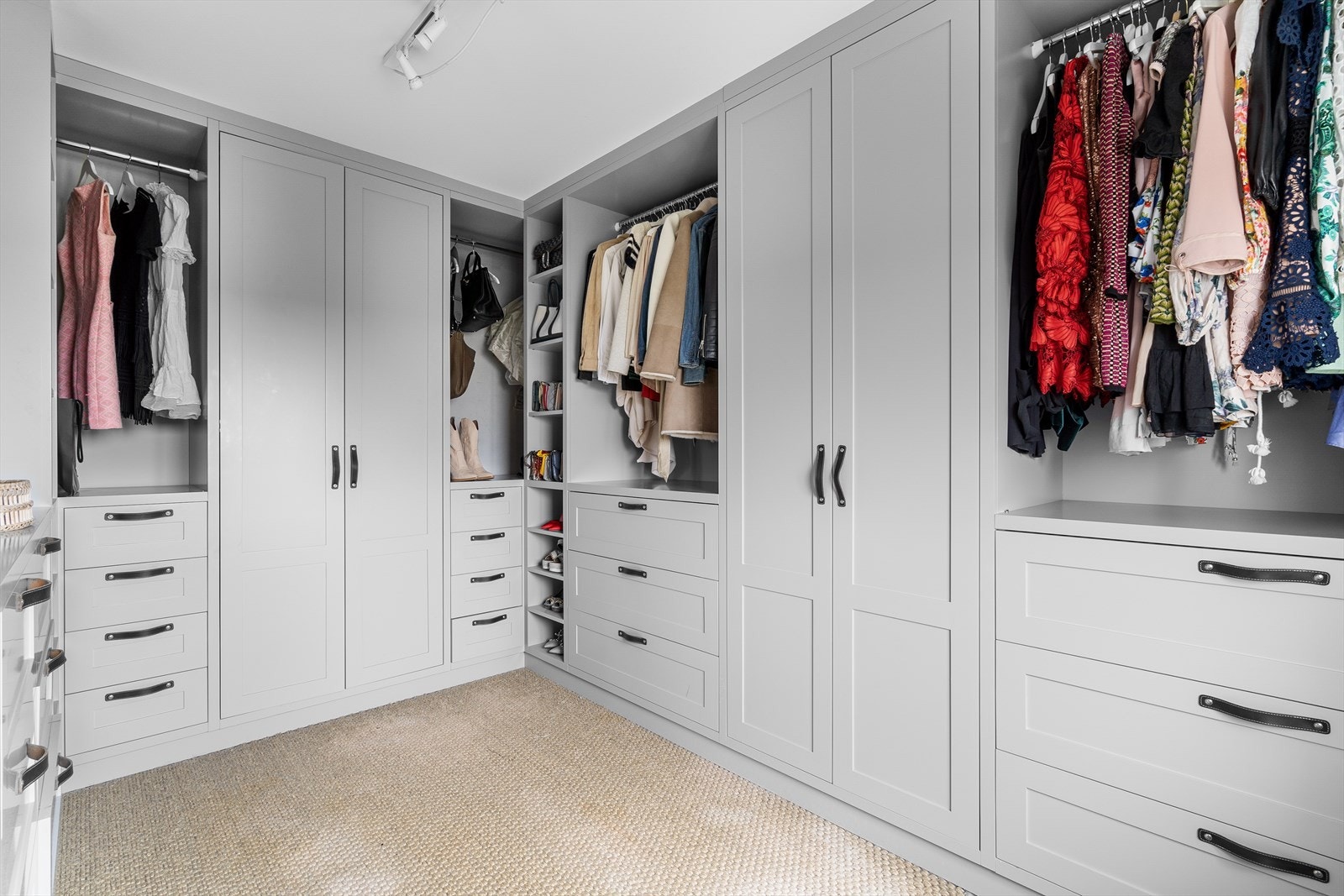 Walk-in closet har svært omfattende innredning. Galleribilde