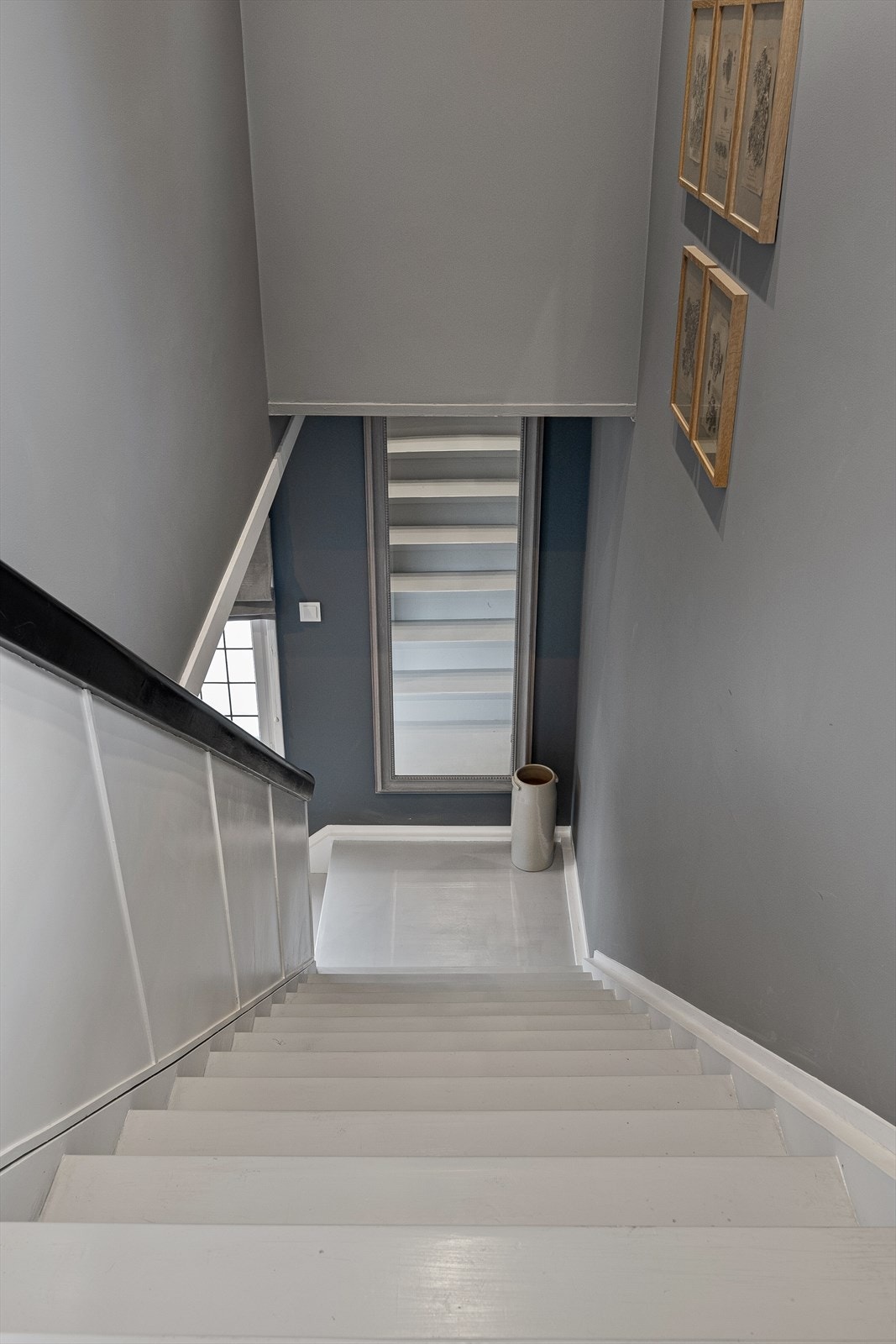 Boligen fordeler seg over tre plan. Tar man trappen opp fra stuen kommer man til boligens soveromsavdeling. Galleribilde
