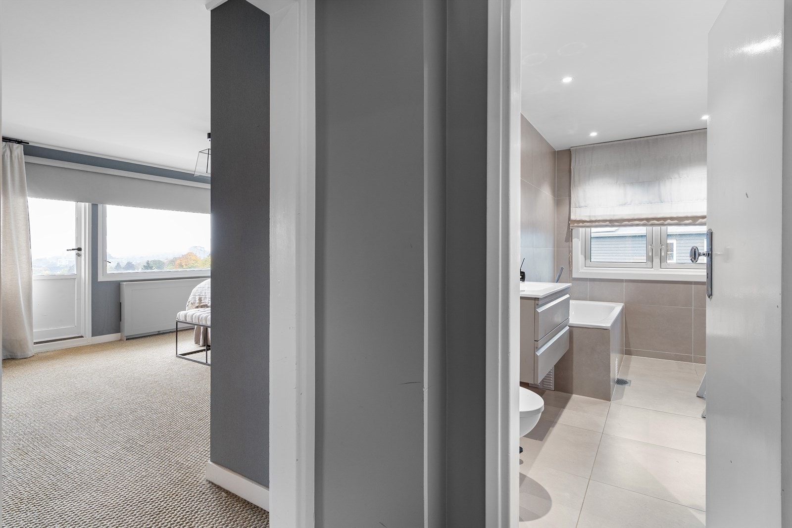 En-suite badet er fra 2016 og er påkostet med store kvadratiske fliser på gulv og vegger. Galleribilde