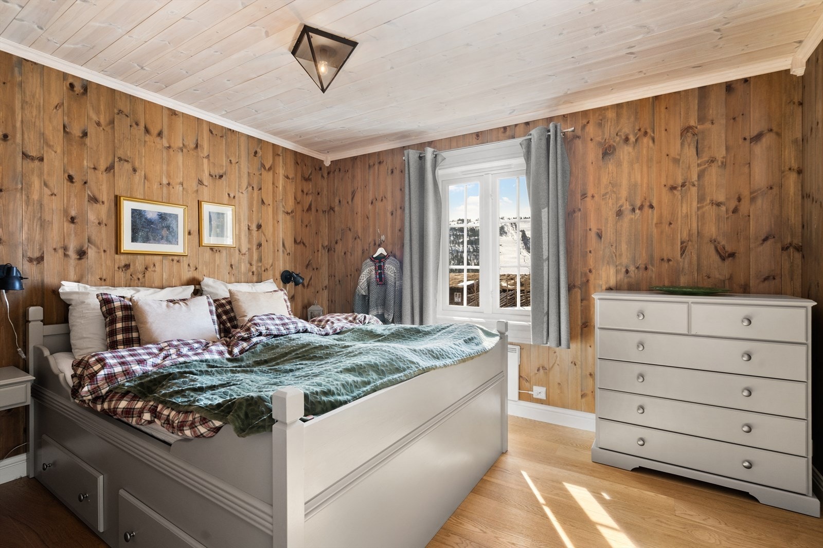 Soverom 1 i hovedetasjen med god plass til dobbeltseng, nattbord og kommoder. Under sengen er det laget til skuffer for praktisk oppbevaring. Galleribilde