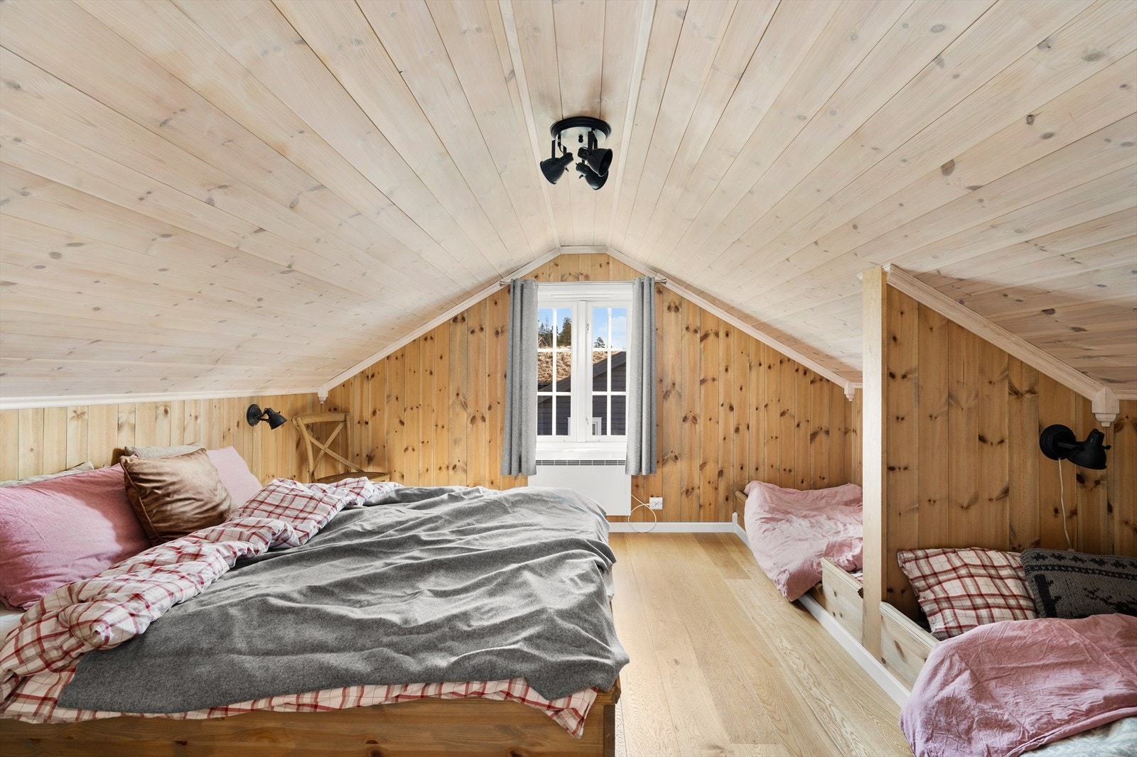 Soverom med stedbygde senger i heltre, så her er det flere gode sengeplasser. Galleribilde