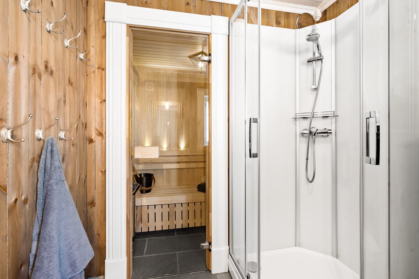 Fra badet kommer du til en herlig badstue som er god å ha etter lange dager ute på vinteren. Galleribilde