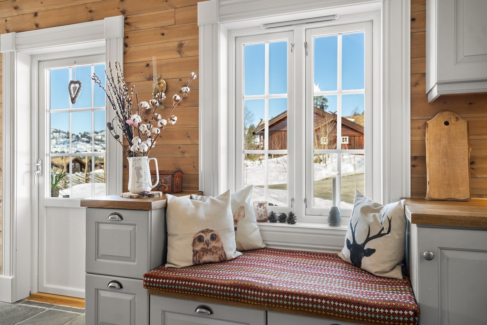 Det er laget til en liten benk ved vinduet hvor morgenkaffen kan nytes med den idylliske utsikten. Galleribilde