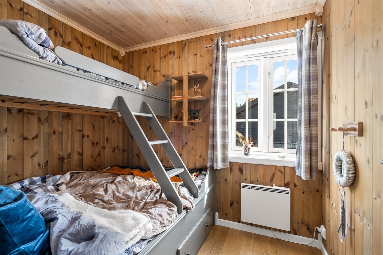 Flere av sengene i hytten er stedbygd og i heltre og er av svært god kvalitet. Galleribilde