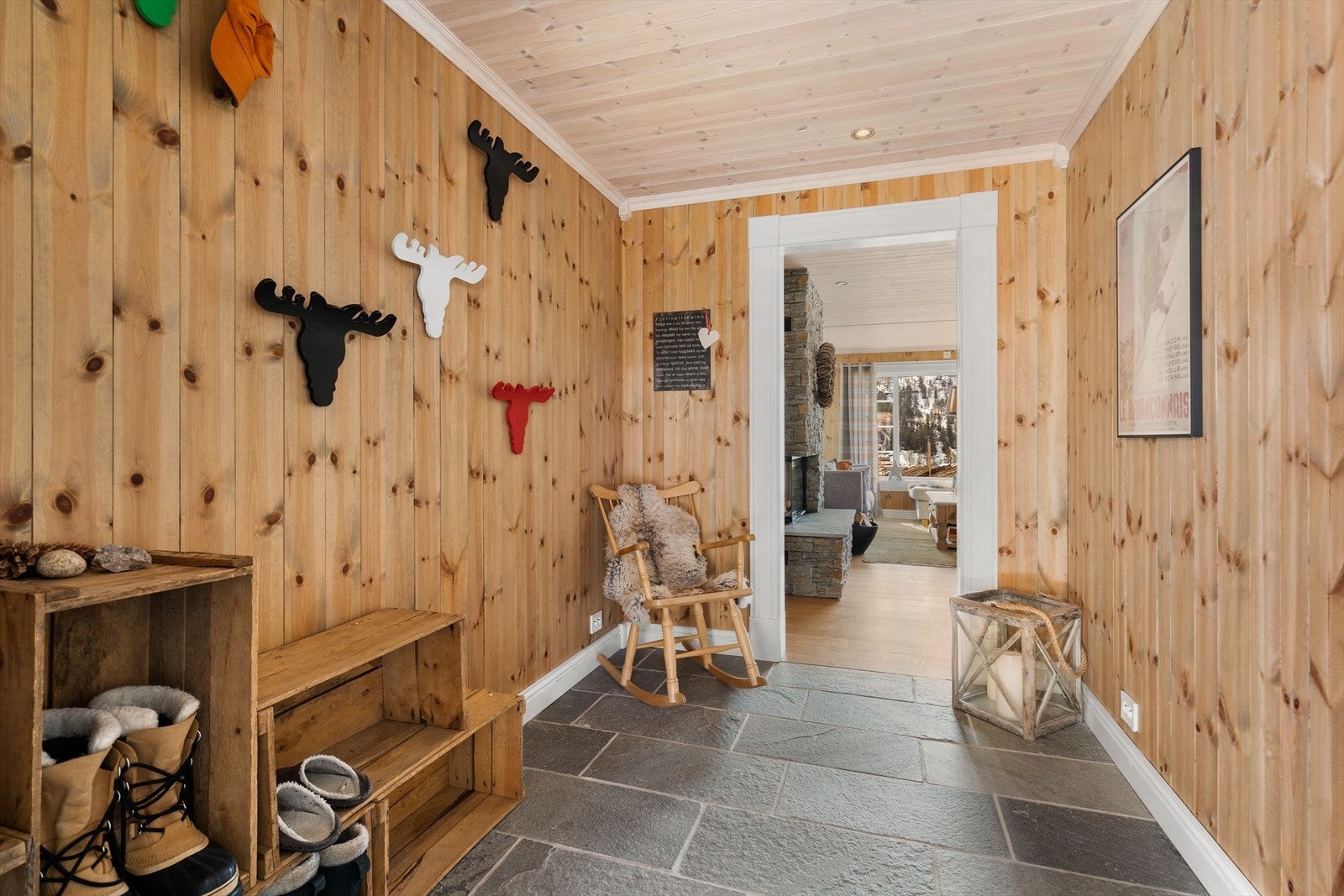 Innbydende entré med god plass til å henge fra seg yttertøy og sko. Galleribilde