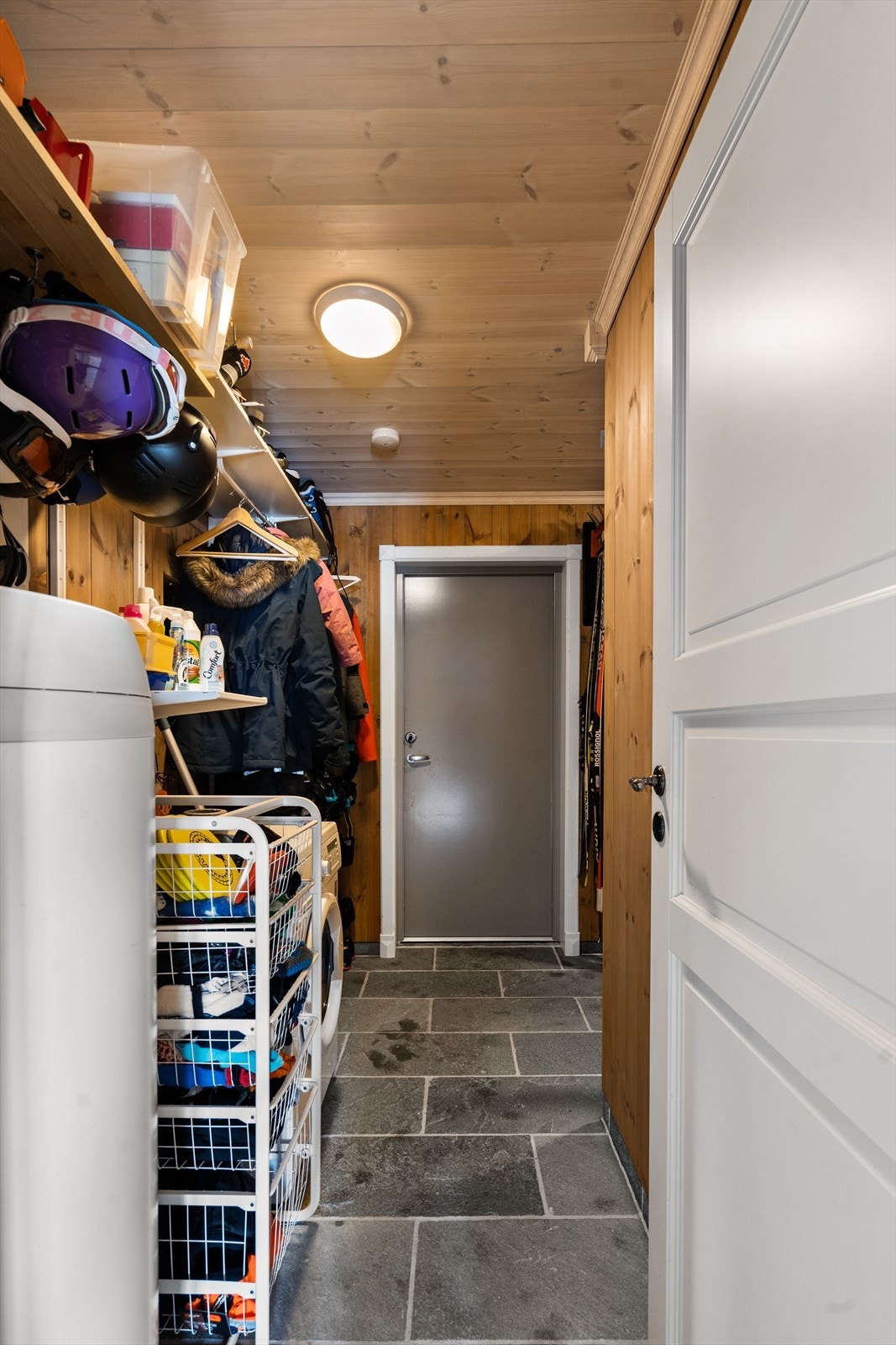 Vaskerom/Bod med opplegg for vaskemaskin og god plass til oppbevaring. Galleribilde