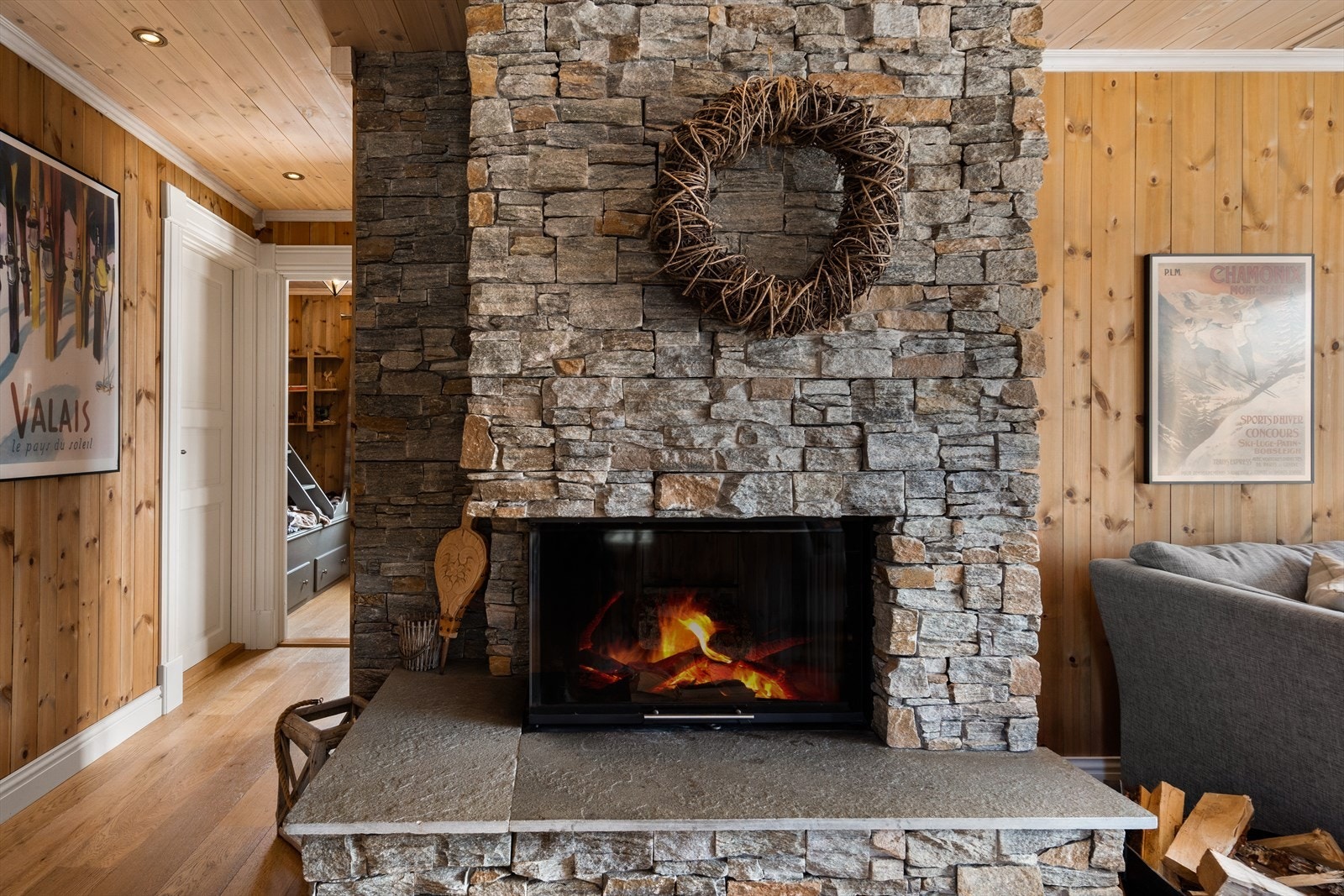 Den flotte vedovnen bidrar til flott inneklima på kaldere dager, samt koselig preg i hytten. Galleribilde