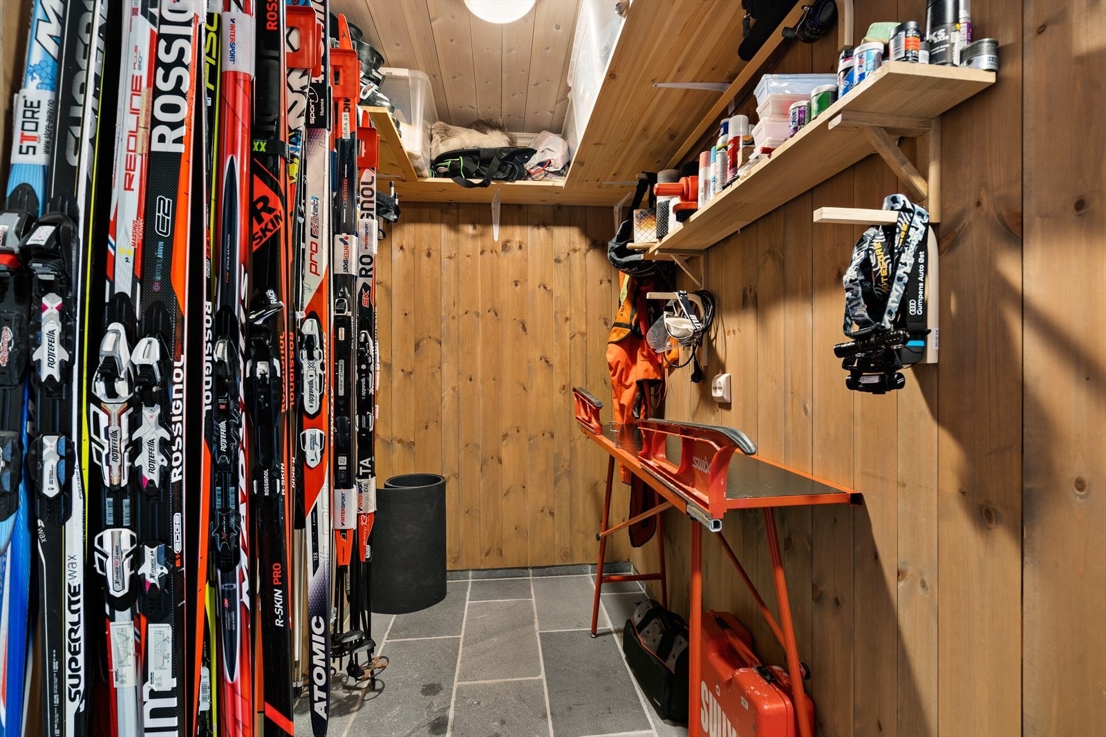 Det er laget til praktisk oppbevaring av skiutstyr. Galleribilde