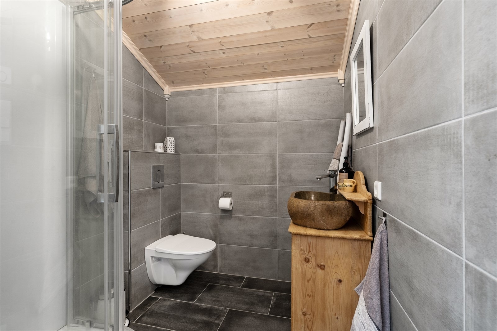 Bad i 2. etasje med vegghengt toalett, servant og dusjkabinett. Galleribilde