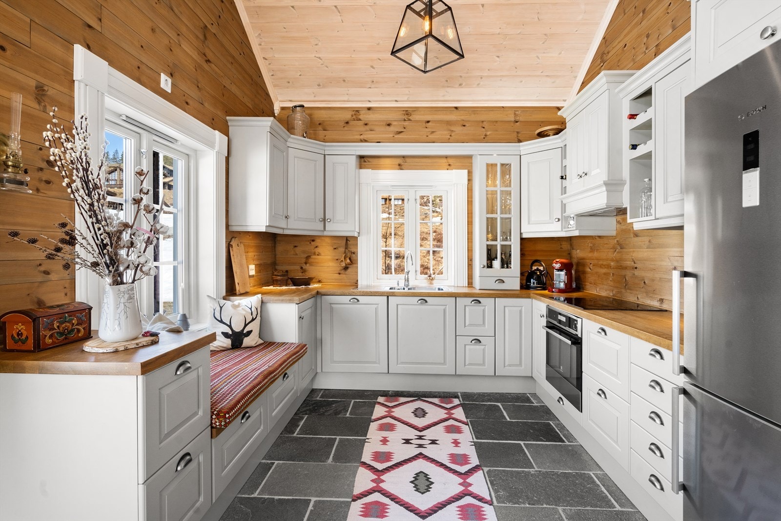 Kvalitetskjøkken i heltre med god skap og benkeplass. Galleribilde