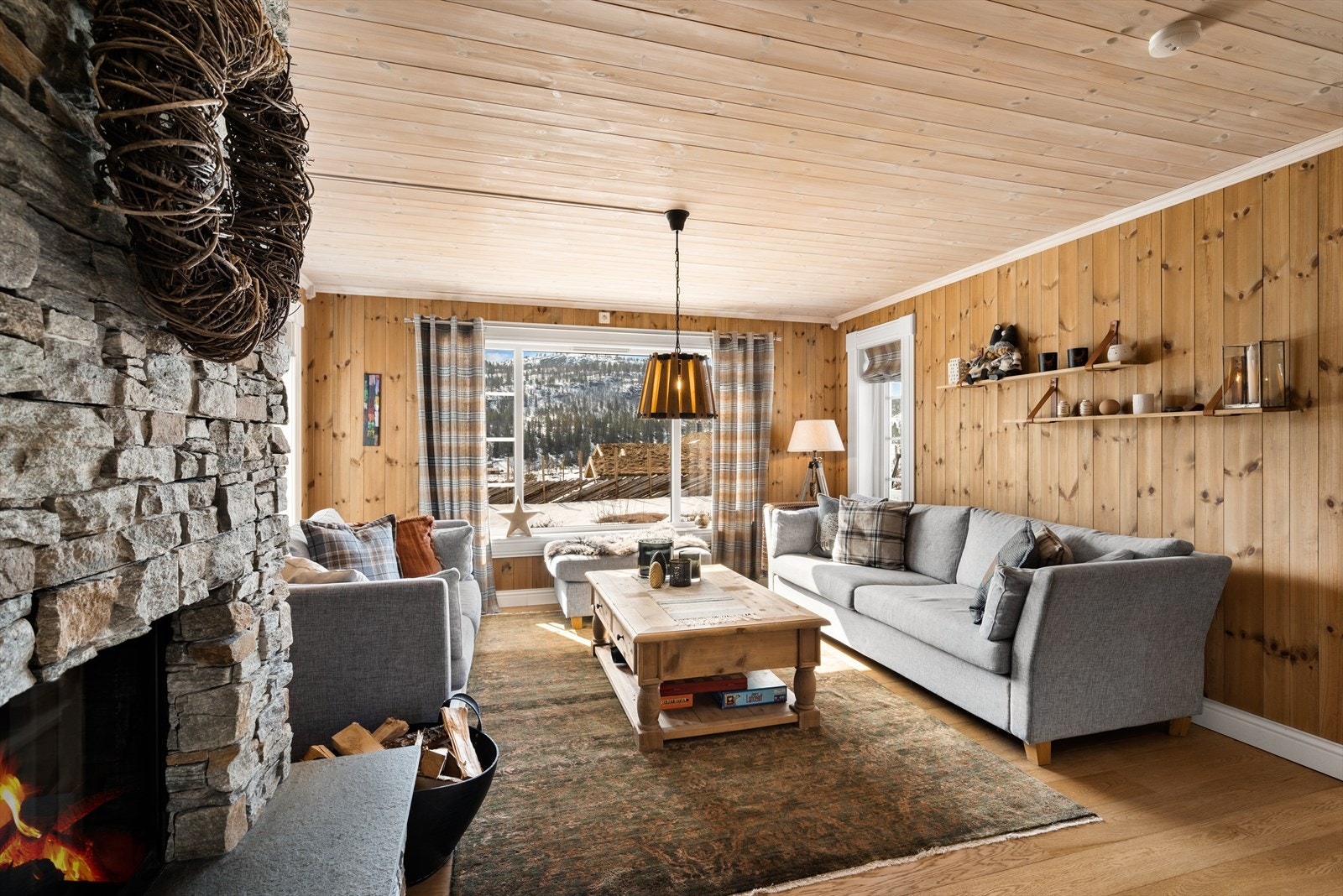 Koselig stue med plass til sofagruppe med tilhørende møblement. Galleribilde