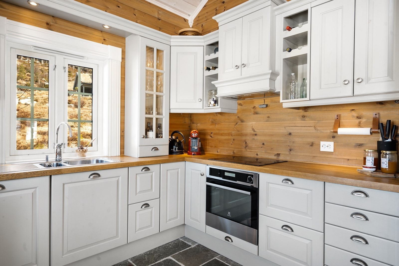 Stekeovn og platetoppen er integrert i innredningen. Galleribilde