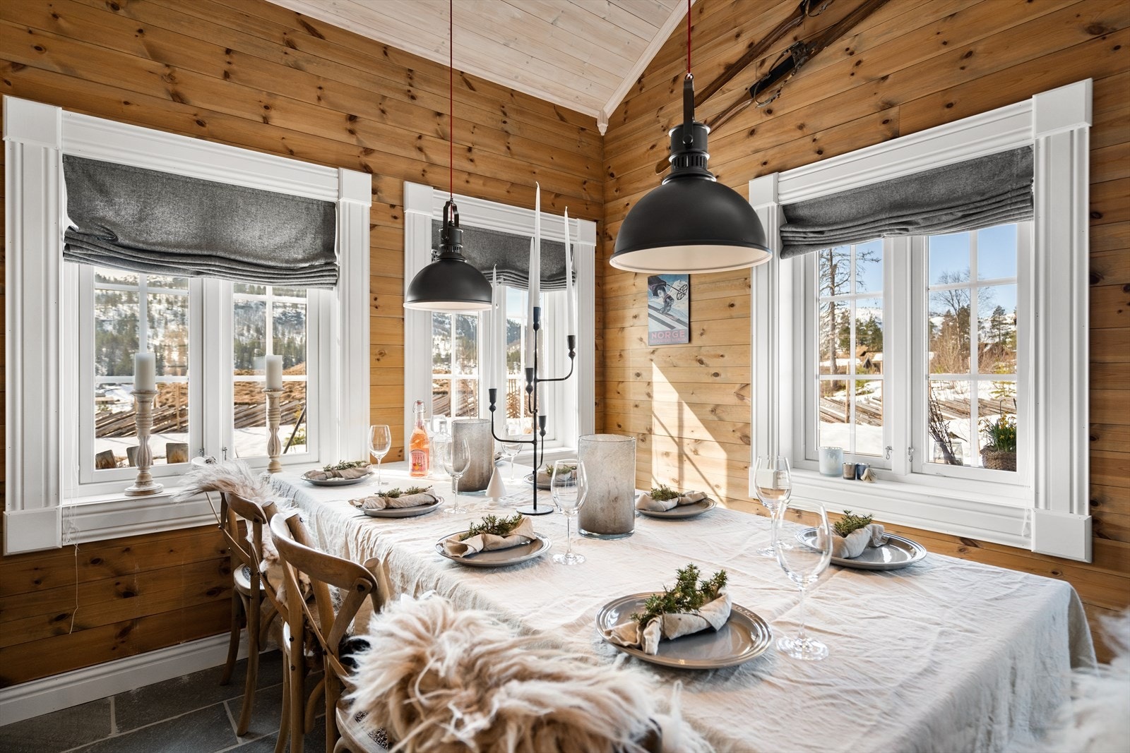 Kjøkkenet er svært romslig med god plass til å dekke på til venner og familie. Galleribilde