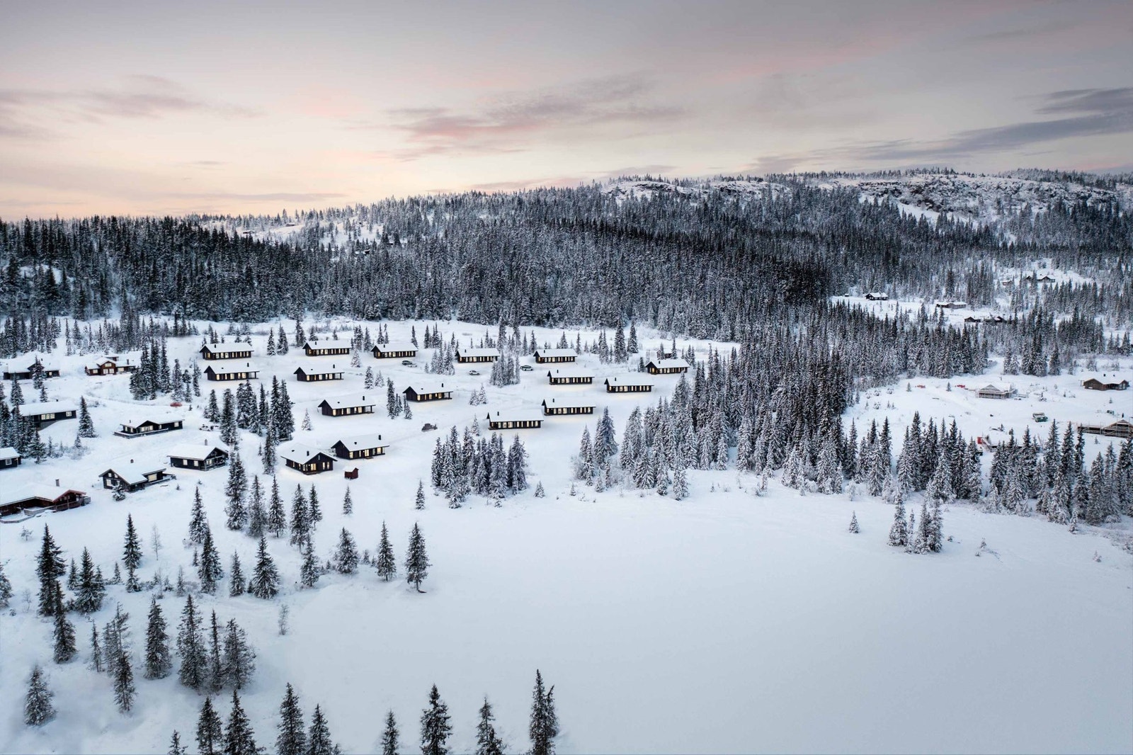 Illustrasjon som viser hyttemodeller plassert på tomtene. Galleribilde