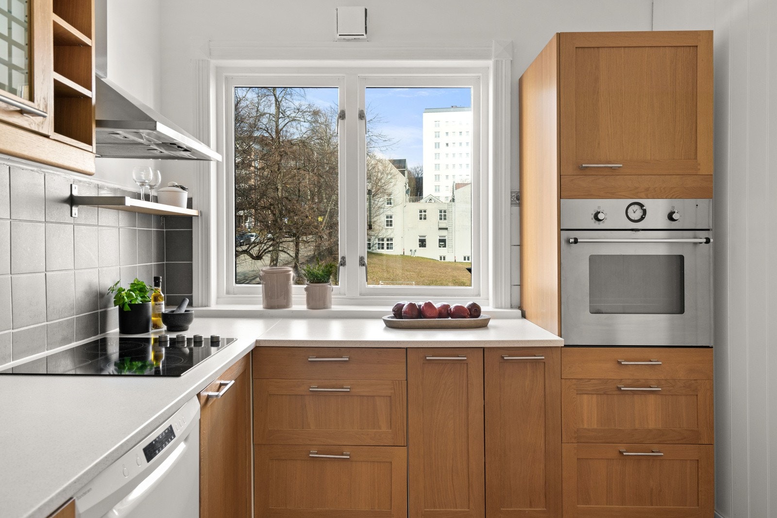 Den gode kombinasjonen av skap- og benkeplass gir et arbeidsvennlig og funksjonelt kjøkken hvor det er lett å tilberede et hvert måltid. Galleribilde