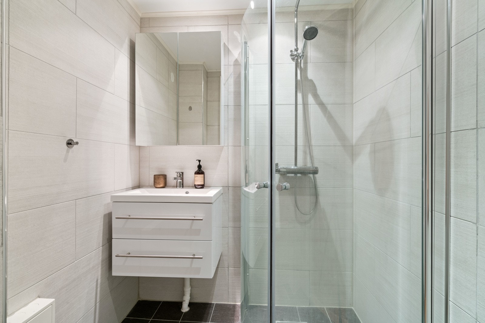 Baderommet er opplyst å være overflateoppusset i 2021. Det ble lagt nye fliser på gulvet og de ble lagt oppå de gamle flisene (flis på flis). Galleribilde