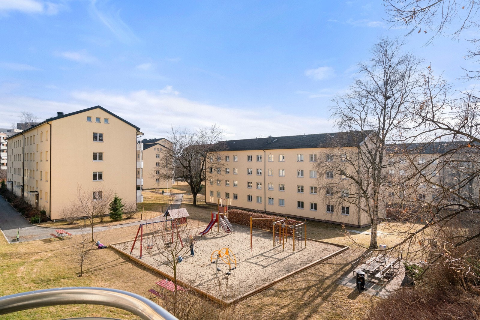 Hyggelig utsyn mot borettslagets fellesområder. Her vil både store og små beboere trives! Galleribilde