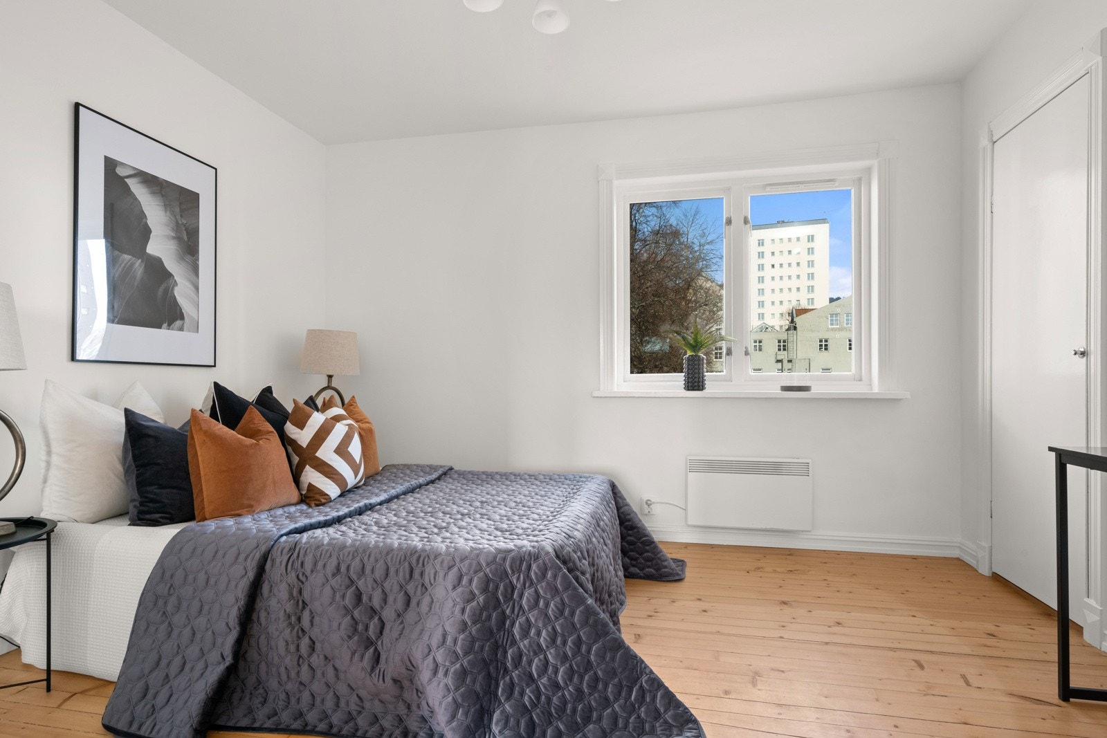 Leiligheten har et lyst og svalt soverom, hvor en god natts søvn kan nytes. Galleribilde